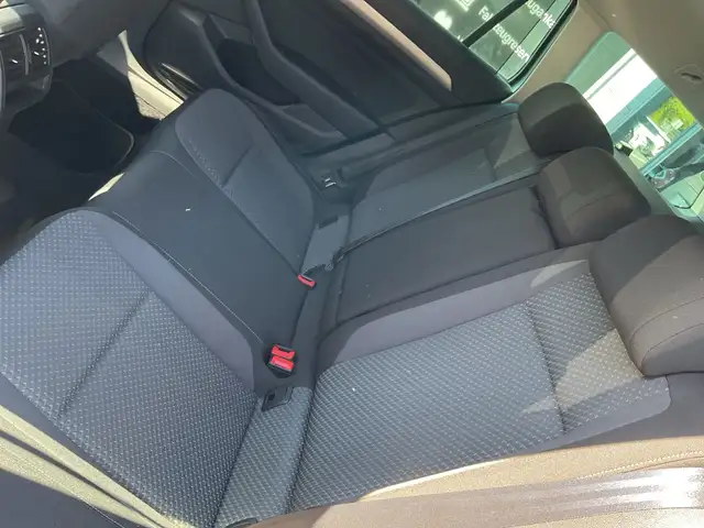 Volkswagen Passat view 10