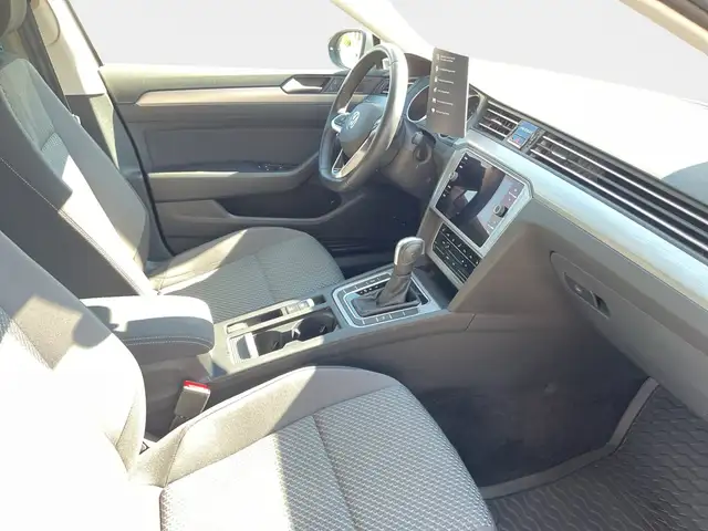 Volkswagen Passat view 13