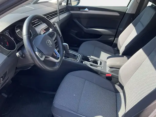 Volkswagen Passat view 8