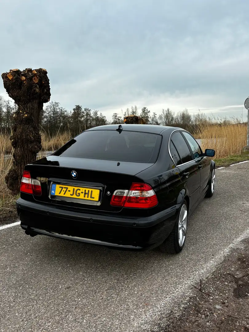 BMW 320 i Executive Noir - 2