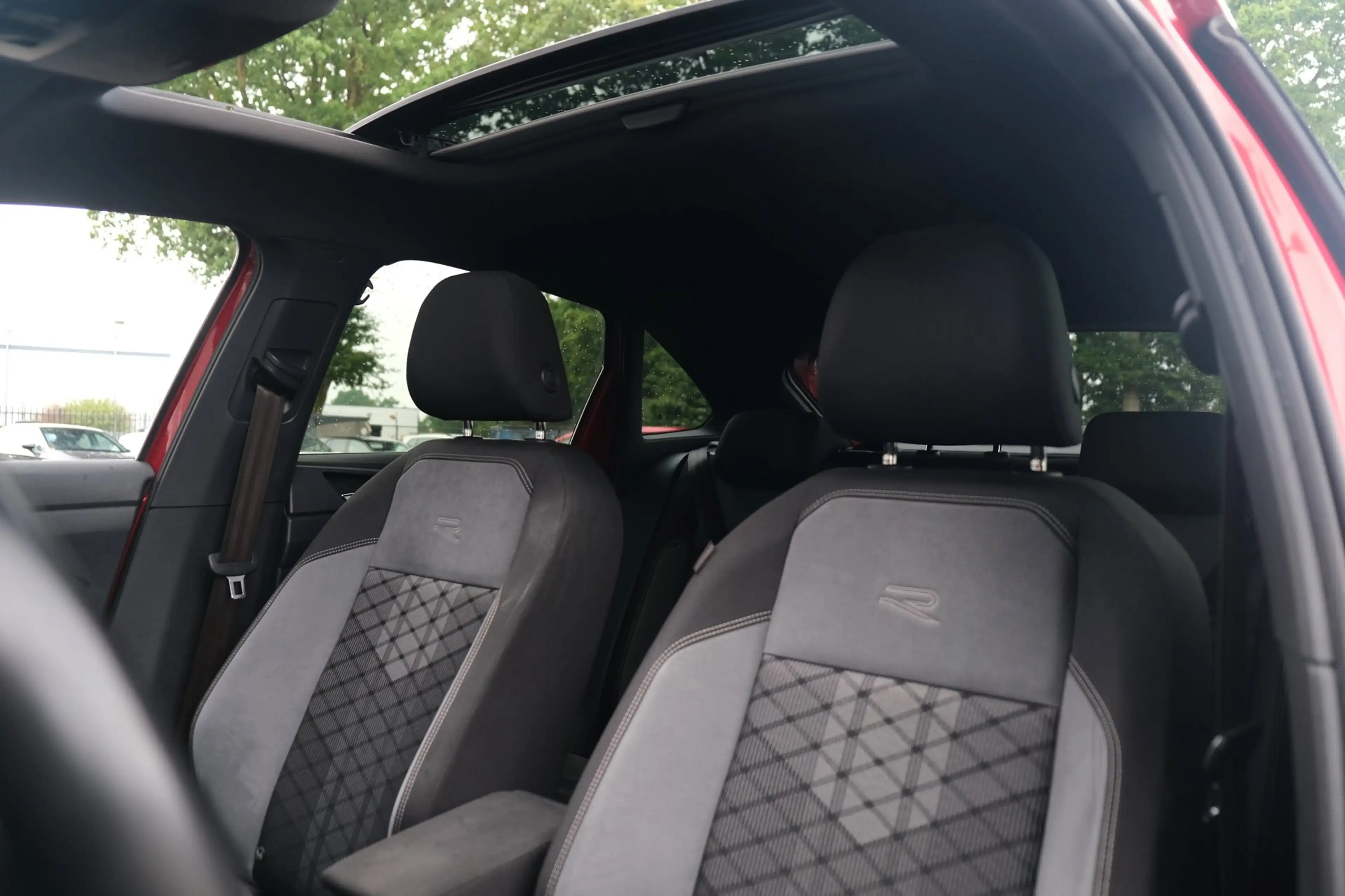 Volkswagen Taigo 1.5 TSI 2x R-Line 150PK DSG Pano IQ Matrix Trekhaa — photo 4