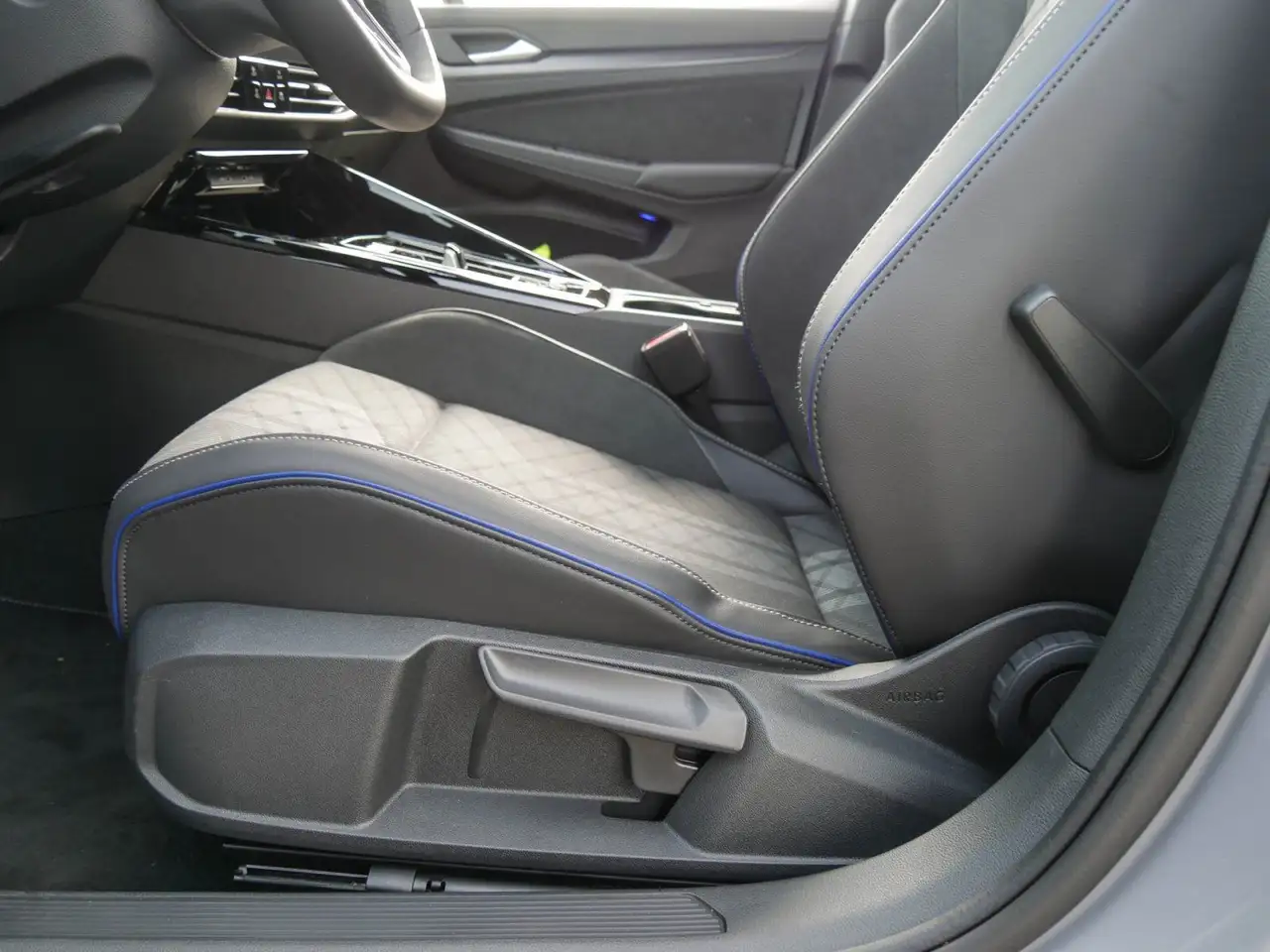 Volkswagen Golf R-Line 1,5 l eTSI AHK Kamera HarmanKardon N 14