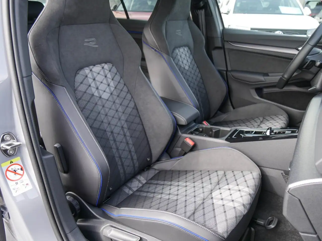 Volkswagen Golf R-Line 1,5 l eTSI AHK Kamera HarmanKardon N 6
