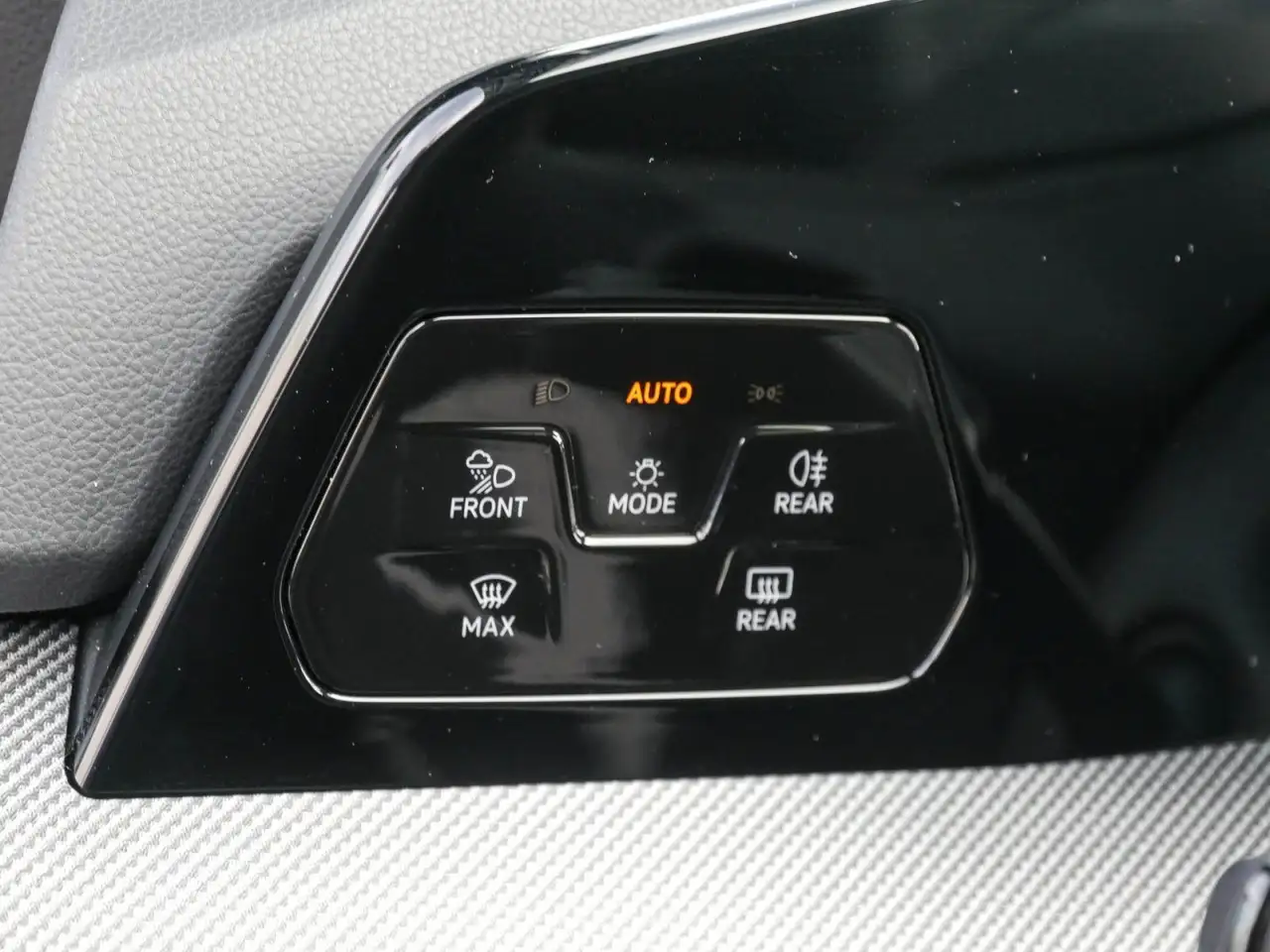 Volkswagen Golf R-Line 1,5 l eTSI AHK Kamera HarmanKardon N 15