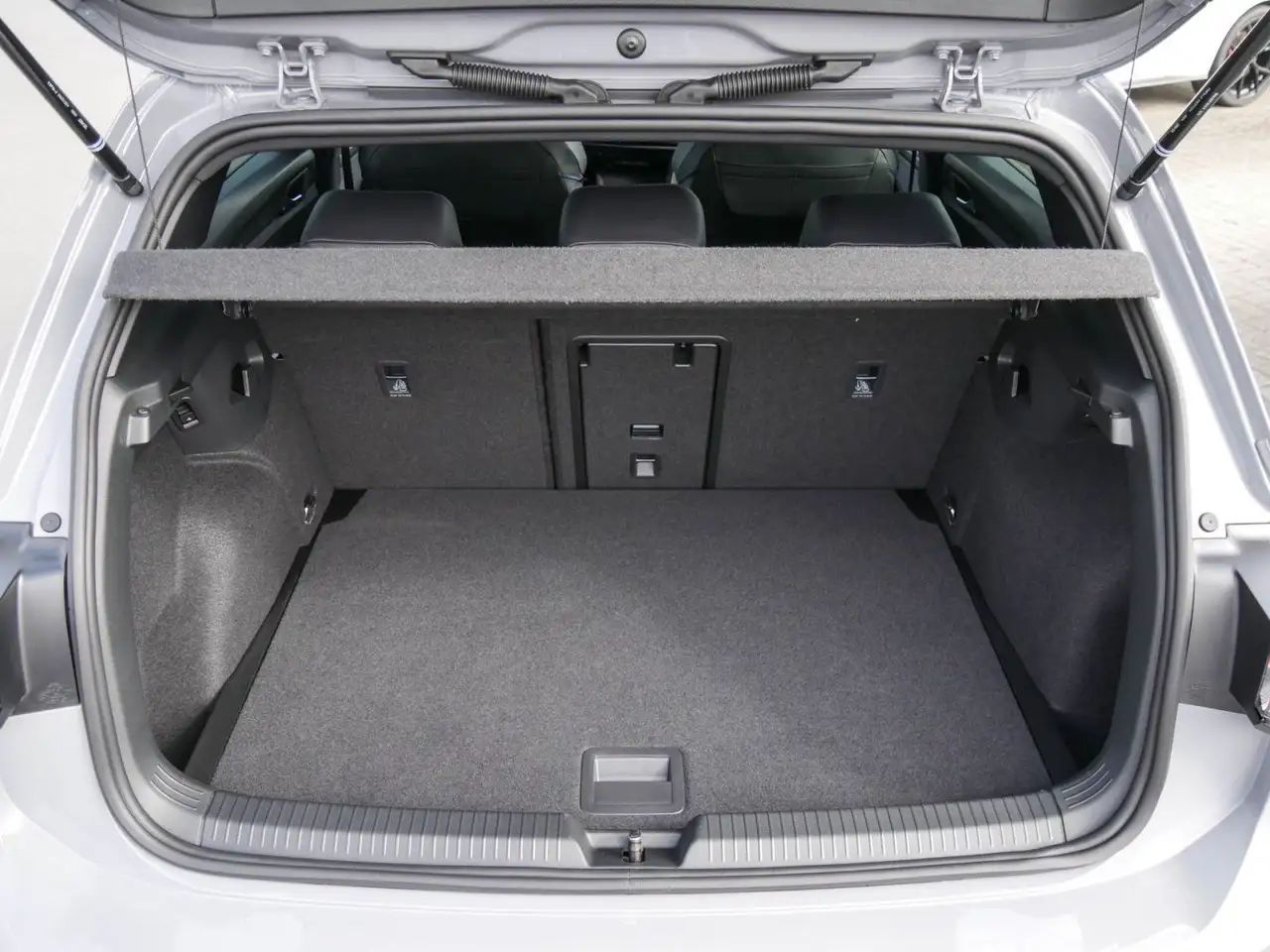 Volkswagen Golf R-Line 1,5 l eTSI AHK Kamera HarmanKardon N 12