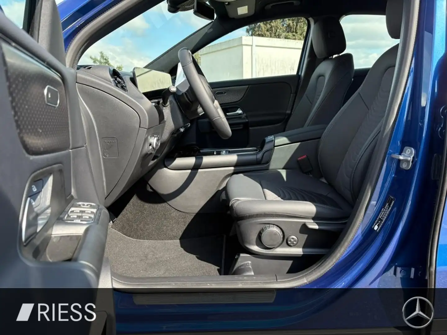 Mercedes-Benz GLA 180 LED LICHT+AHK+TOTWINKEL+KAMERA+NAVI PREM Azul - 2