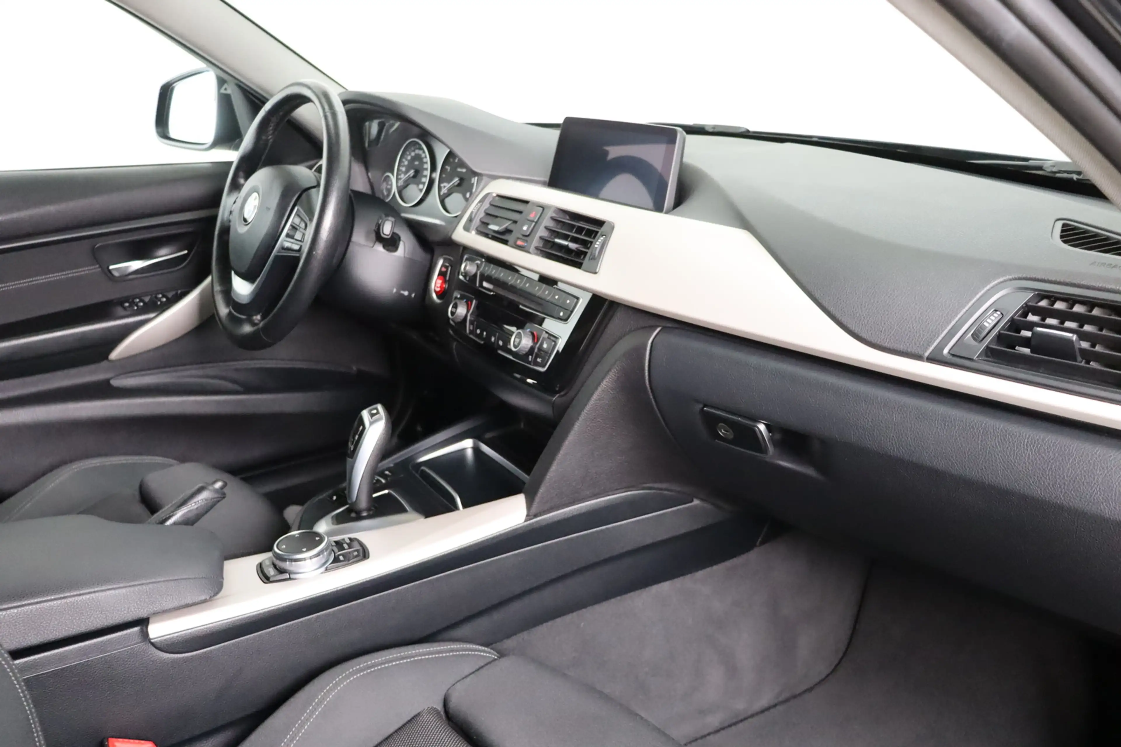 BMW 330 d xDrive * LED * HUD * Keyless * Advantage — photo 11