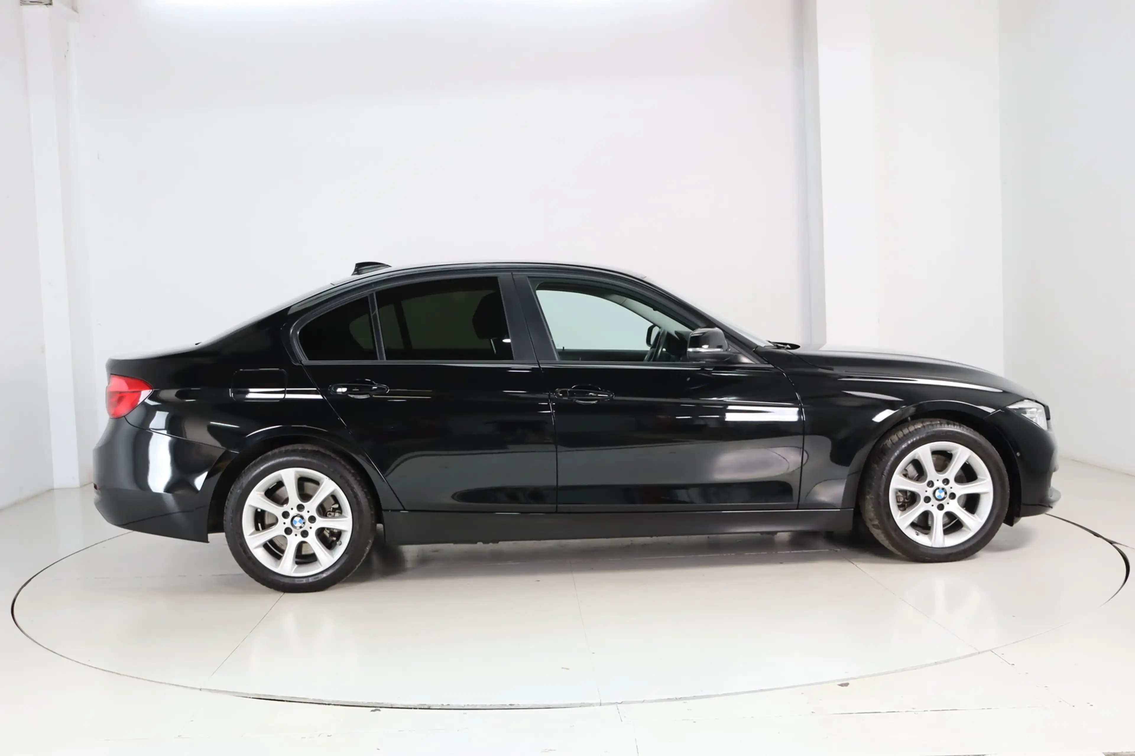 BMW 330 d xDrive * LED * HUD * Keyless * Advantage — photo 5