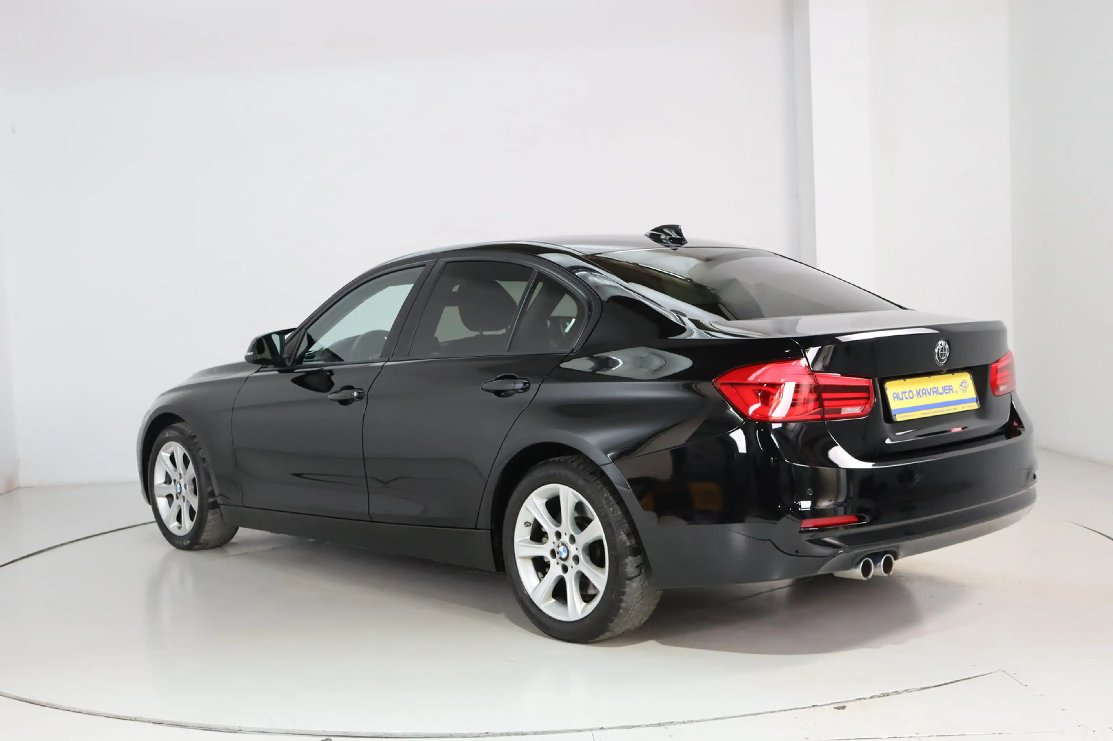 BMW 330 d xDrive * LED * HUD * Keyless * Advantage — photo 8