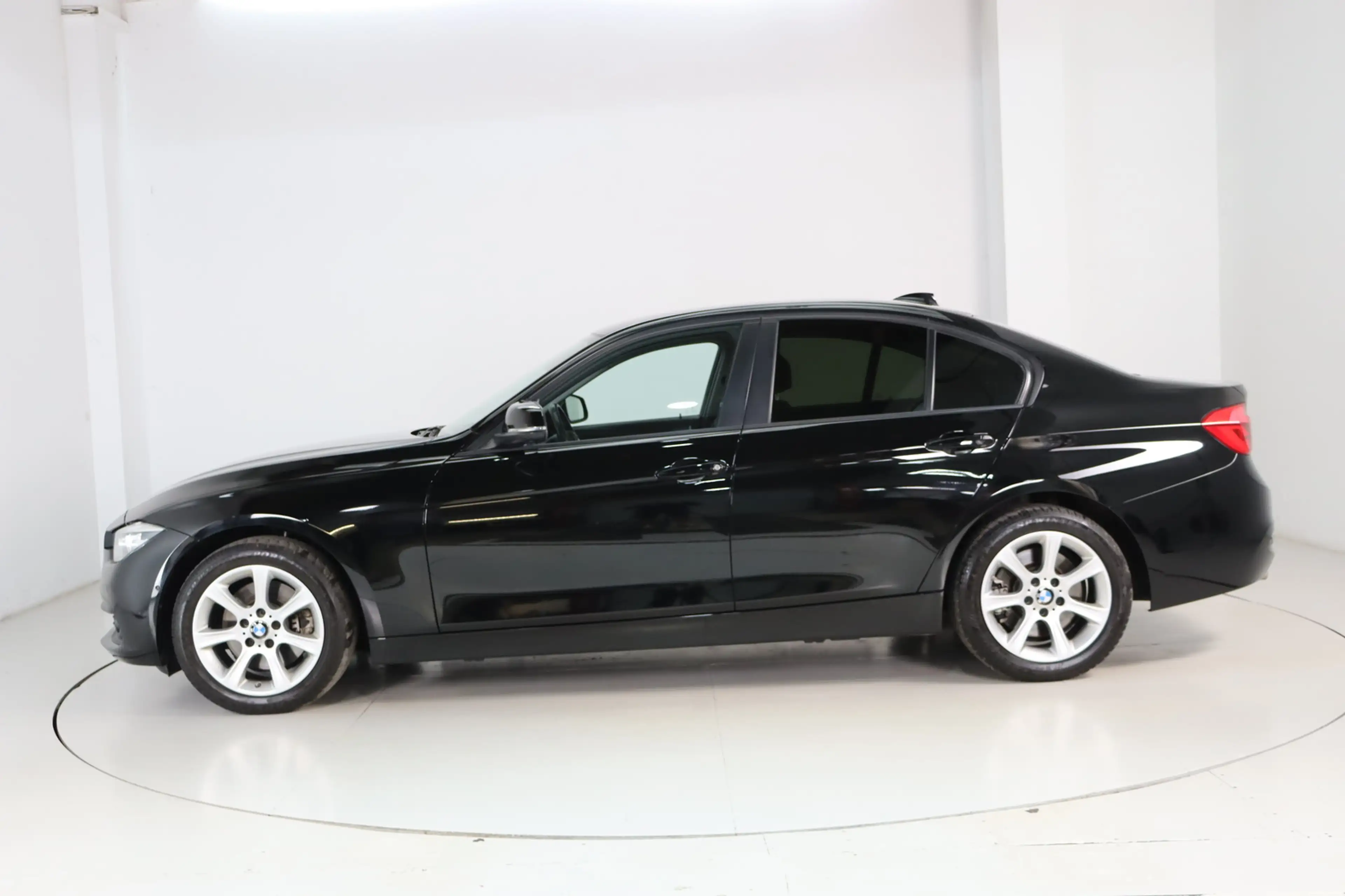 BMW 330 d xDrive * LED * HUD * Keyless * Advantage — photo 4
