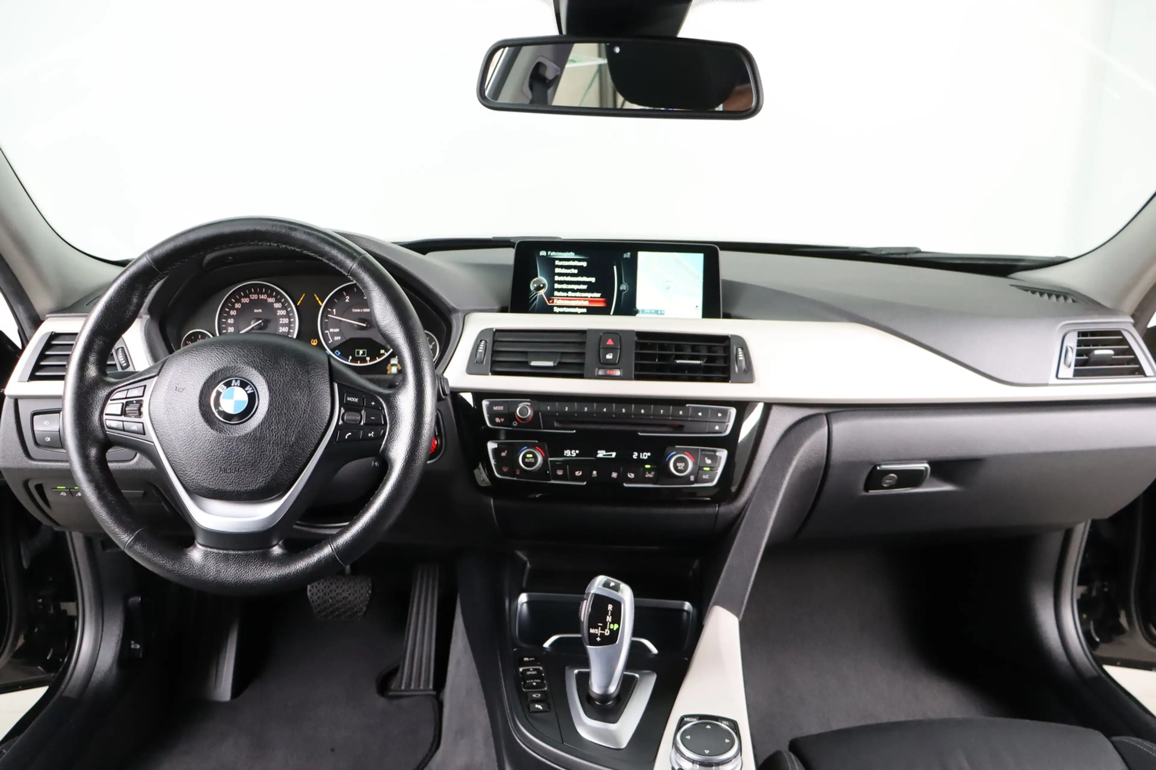 BMW 330 d xDrive * LED * HUD * Keyless * Advantage — photo 9