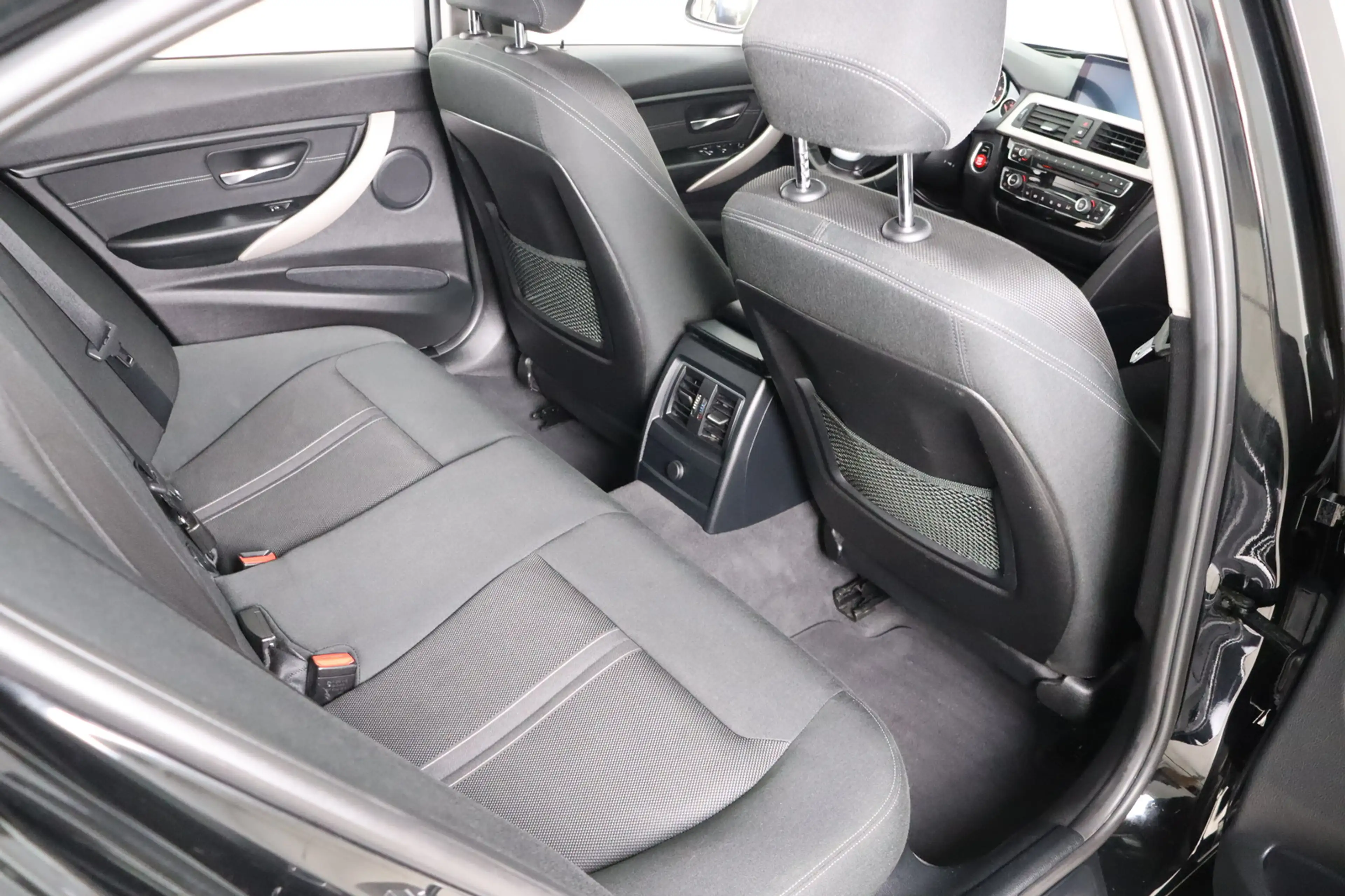 BMW 330 d xDrive * LED * HUD * Keyless * Advantage — photo 15
