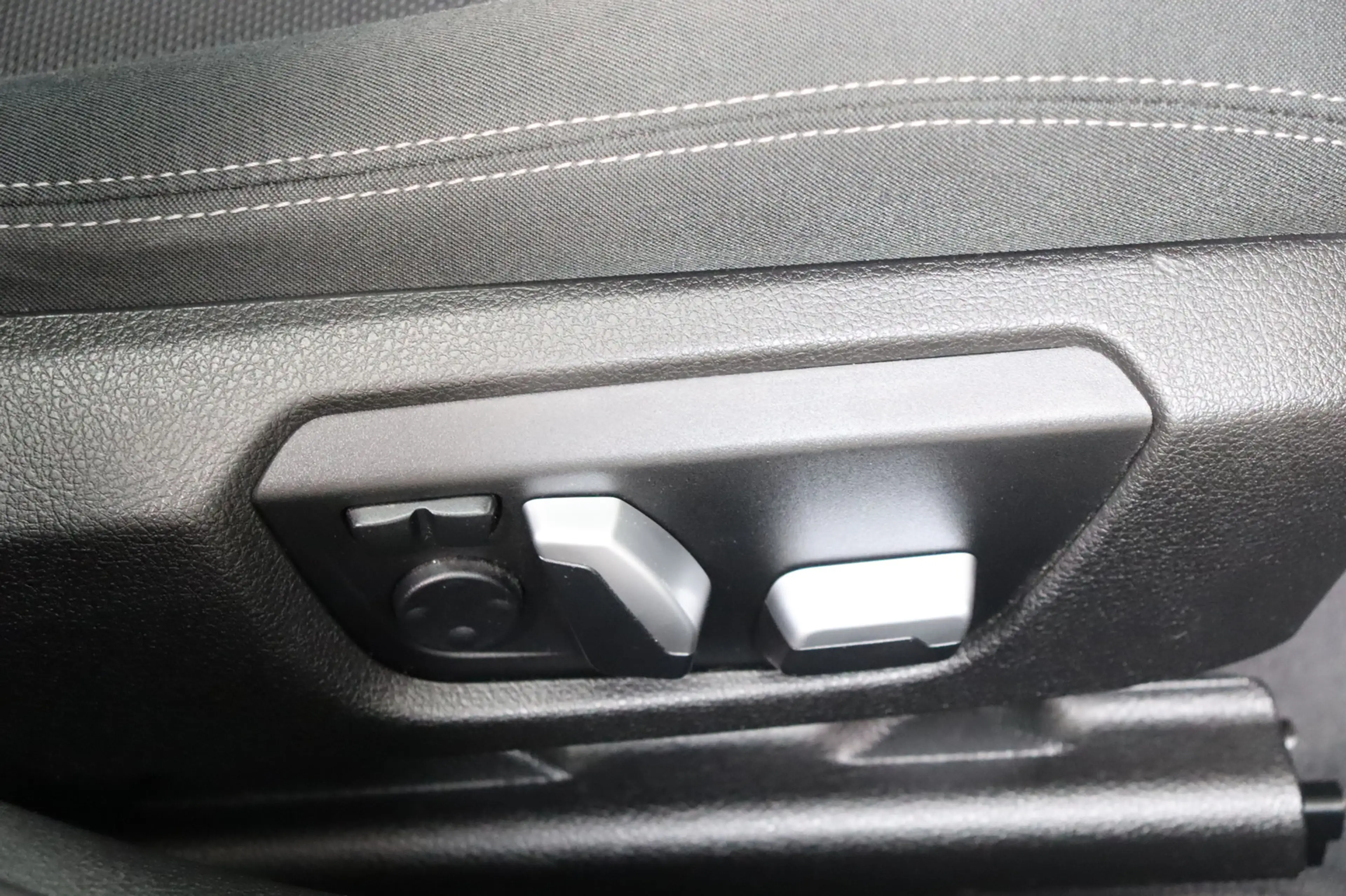 BMW 330 d xDrive * LED * HUD * Keyless * Advantage — photo 13