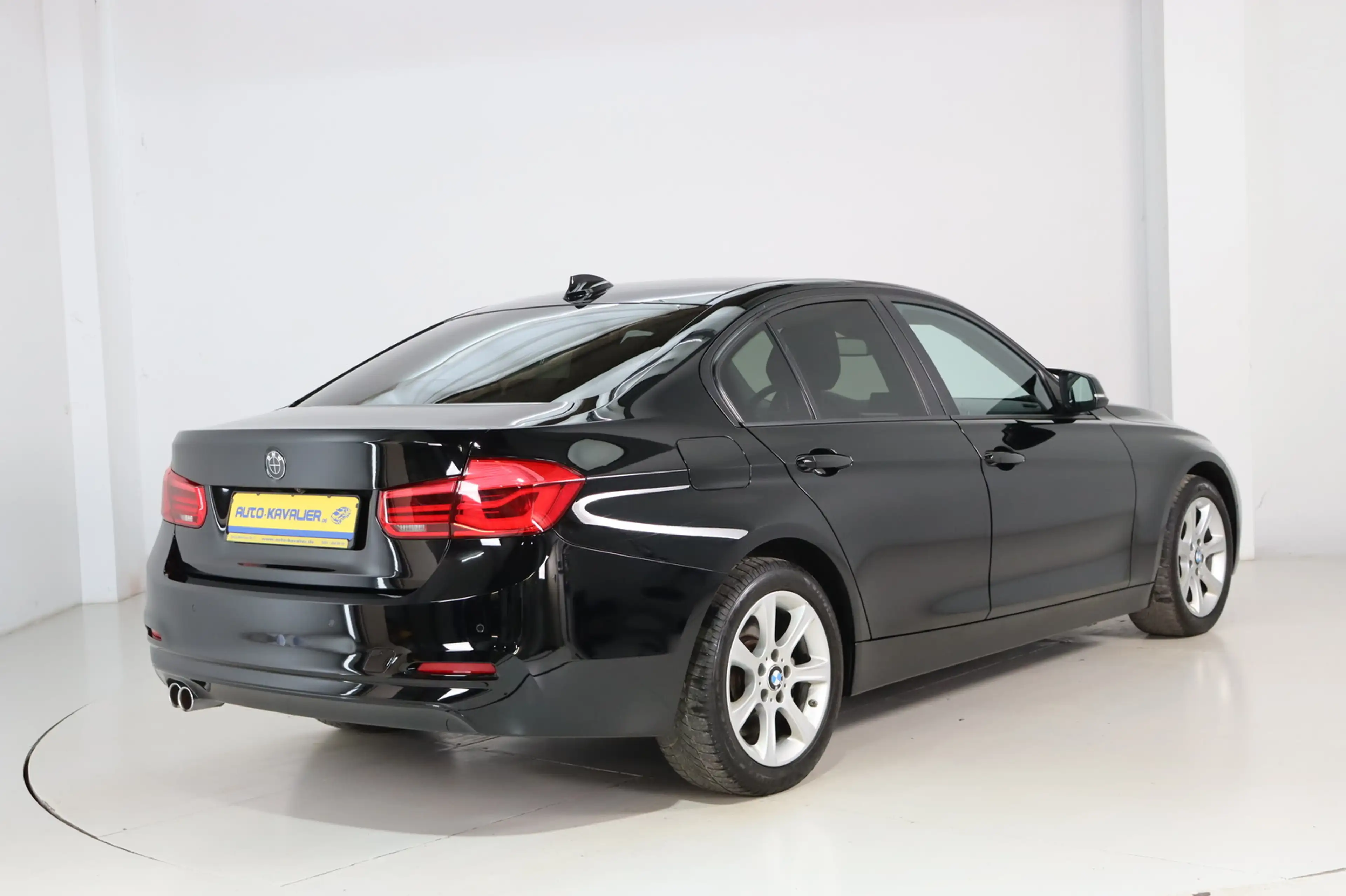 BMW 330 d xDrive * LED * HUD * Keyless * Advantage — photo 6