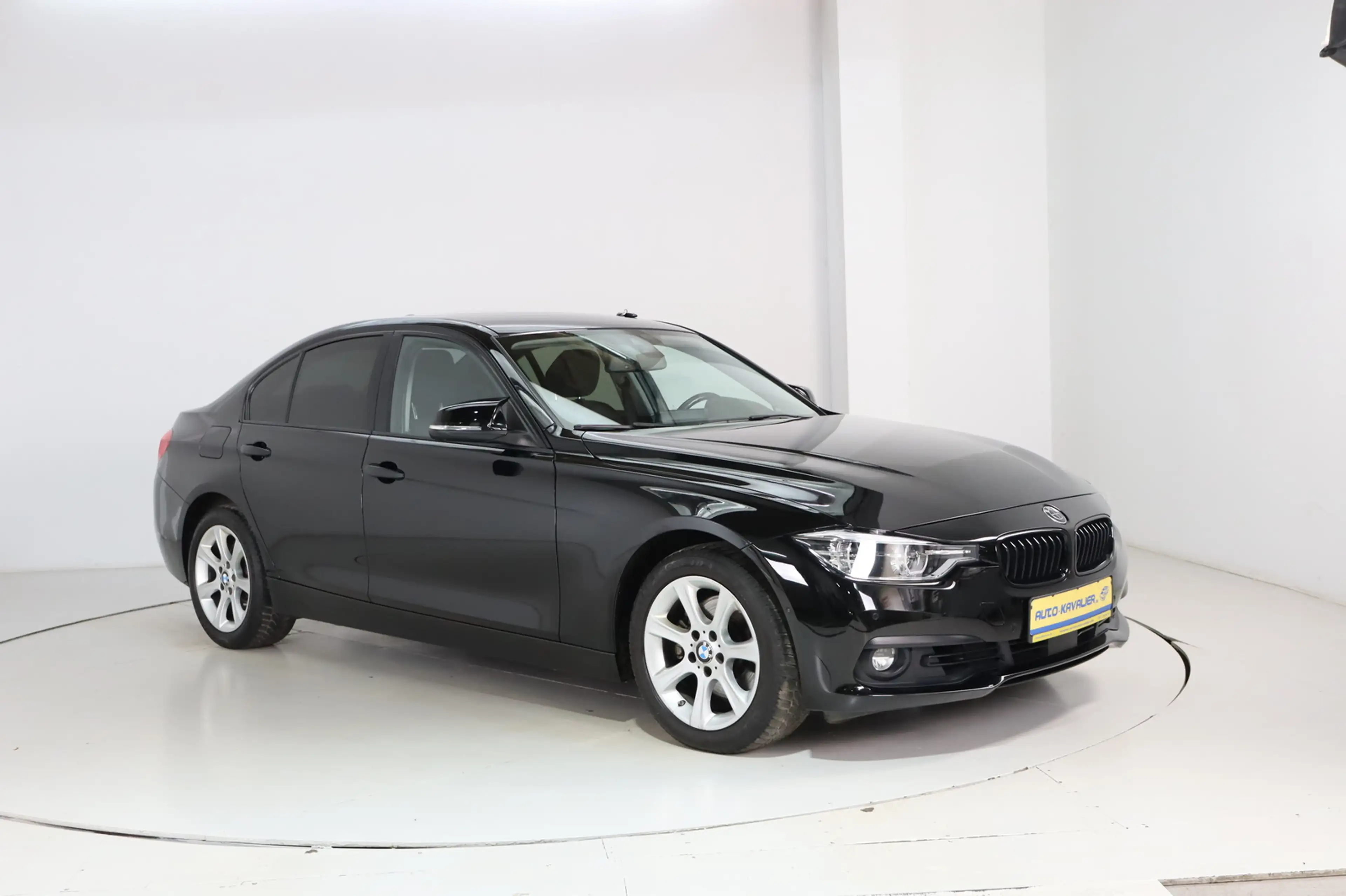 BMW 330 d xDrive * LED * HUD * Keyless * Advantage — photo 3