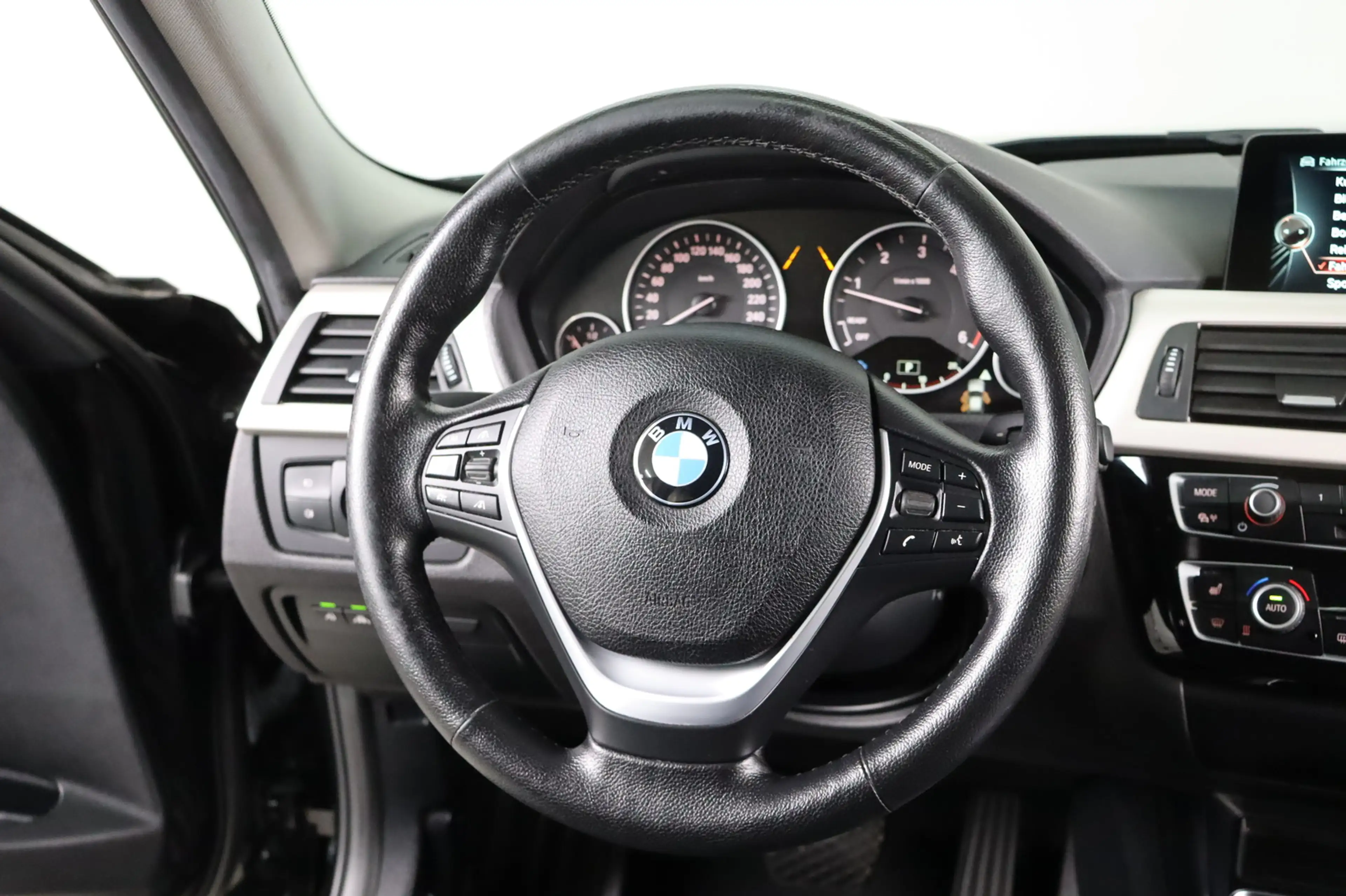 BMW 330 d xDrive * LED * HUD * Keyless * Advantage — photo 10