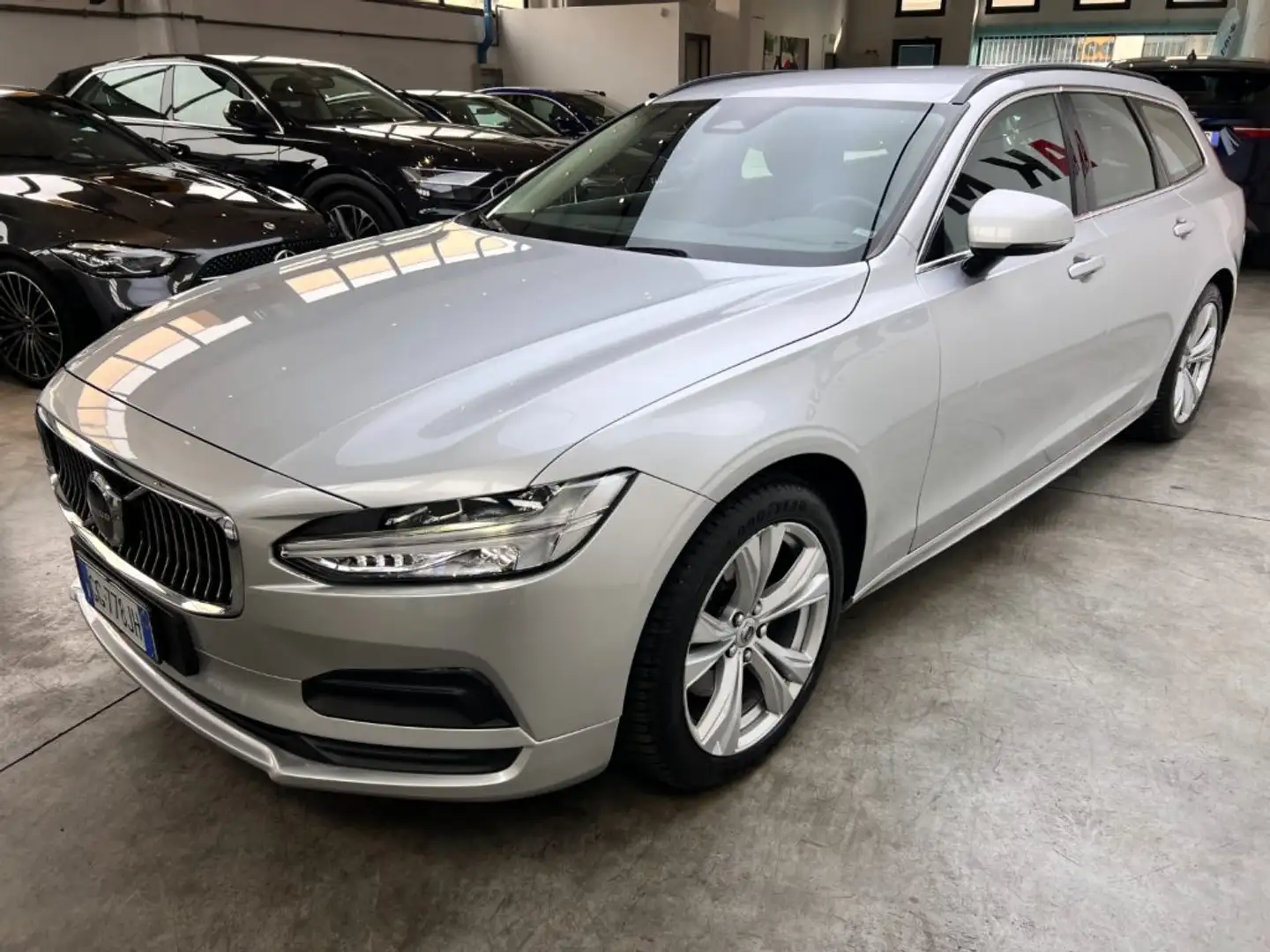 Volvo V90 B4 (d) Geartronic Momentum Srebrny - 2