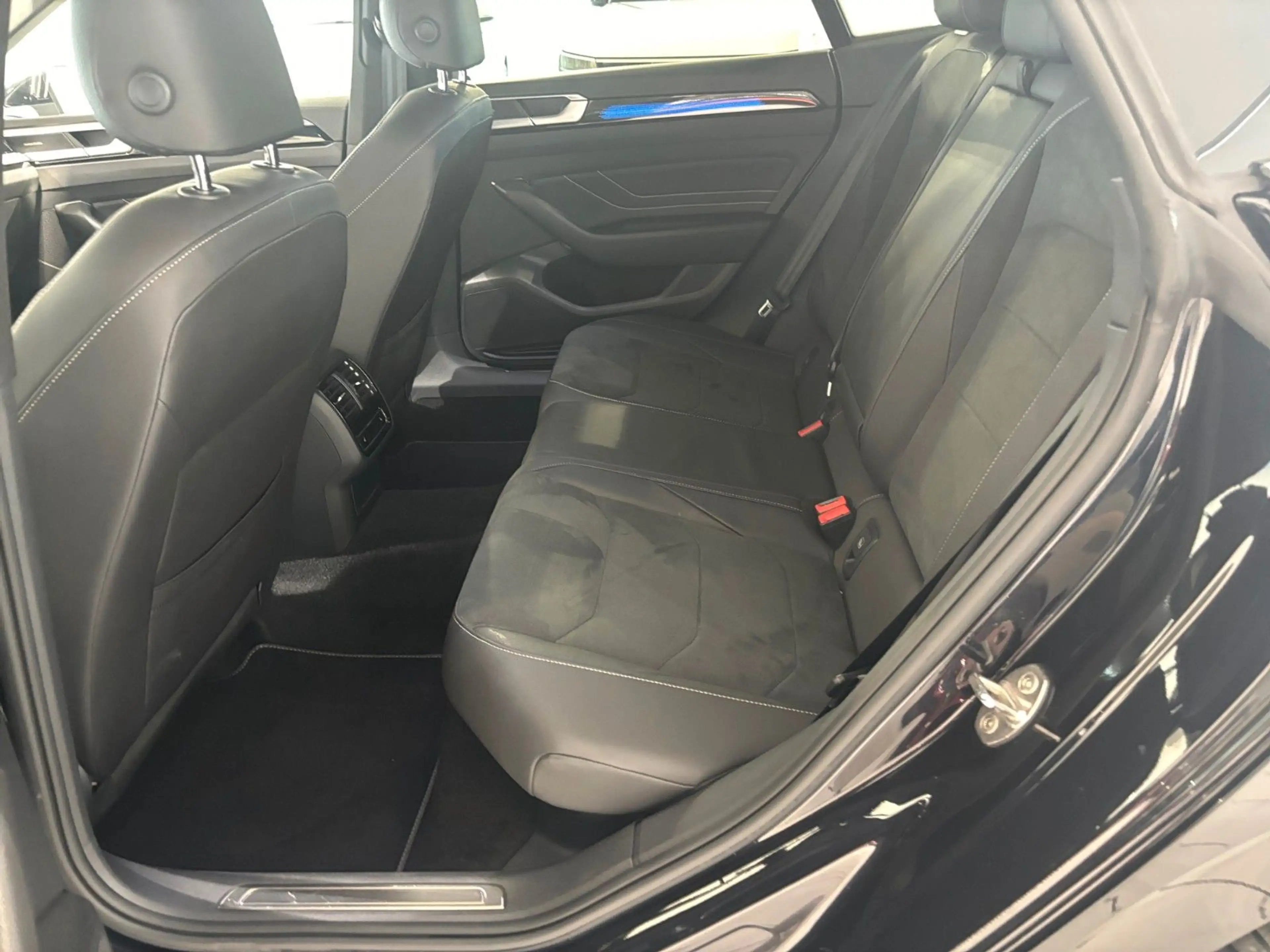 Volkswagen Arteon 2.0TDI DSG R Line 4M AHK MATRIX HK HUD — photo 8