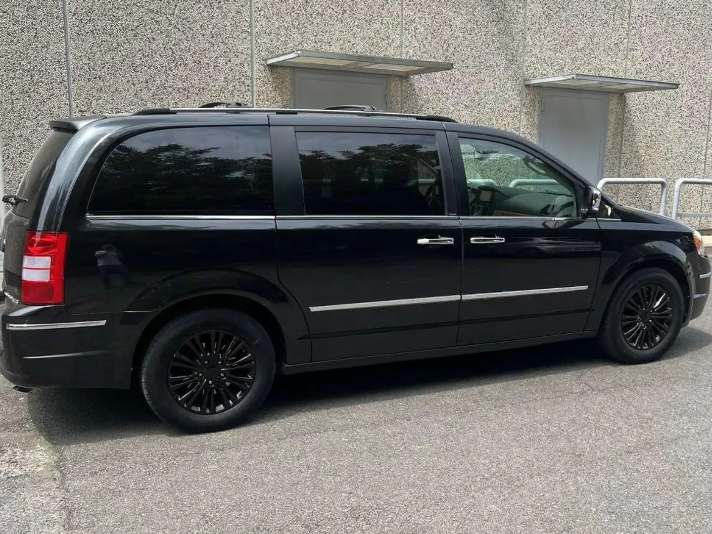 Chrysler Grand Voyager Grand Voyager Limited 2,8 CRD Aut. Limited Negru - 2