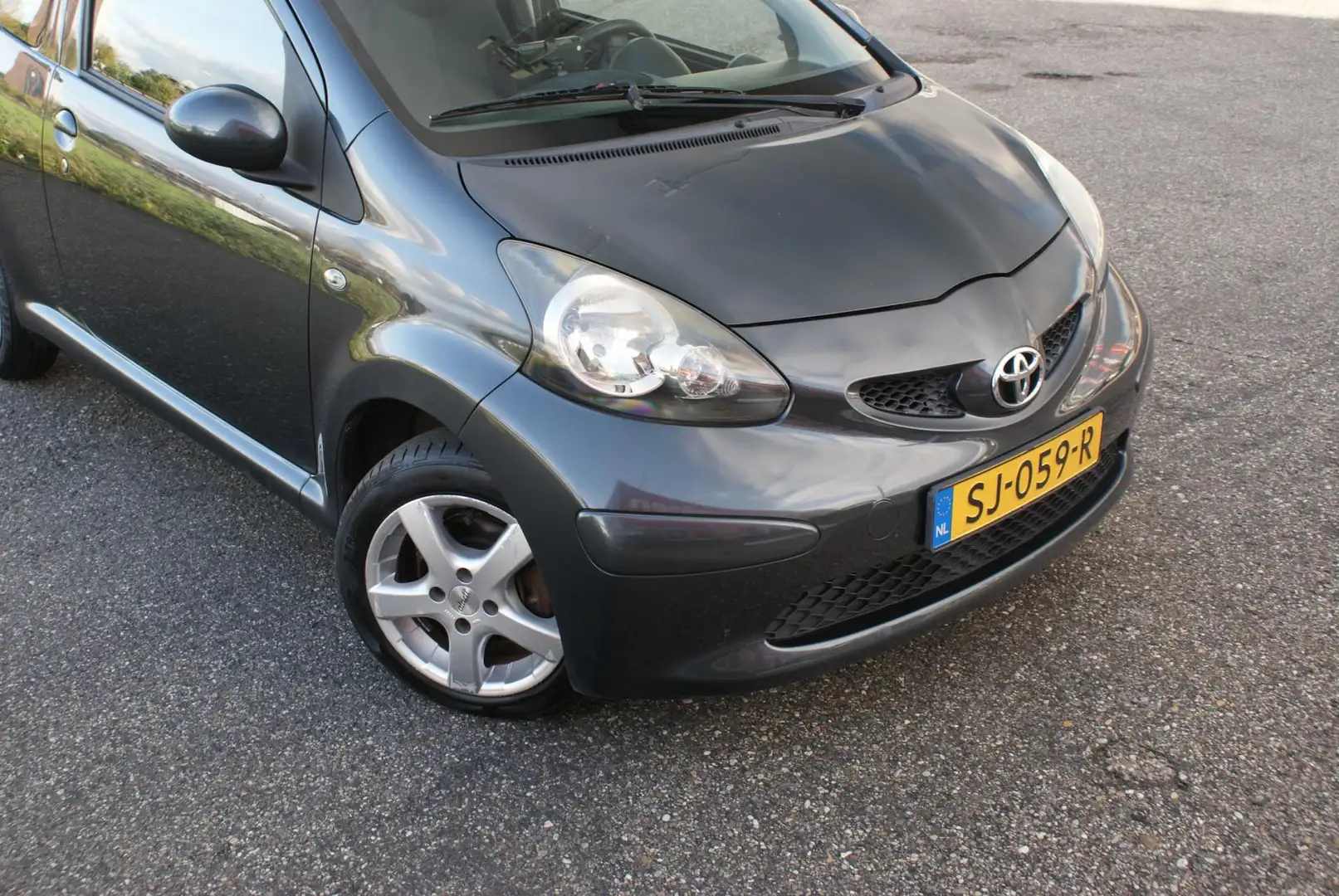 Toyota Aygo 1.0-12V | Carplay | Airco | Lage KM | Gris - 2