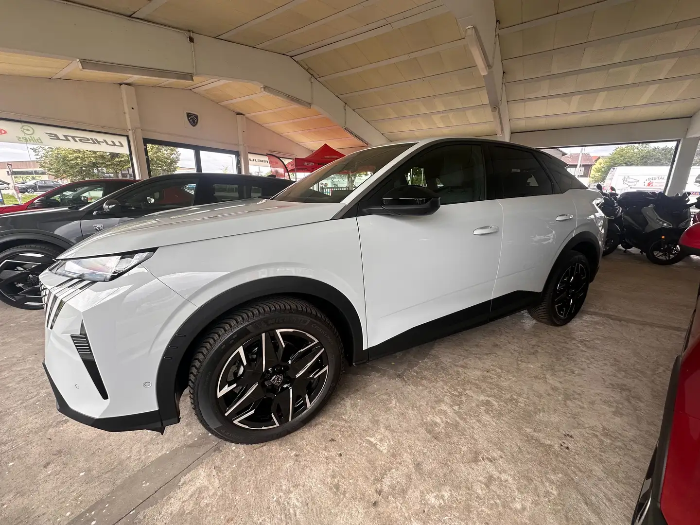 Peugeot 3008 Hybrid 145 e-DCS6 Allure Weiß - 2