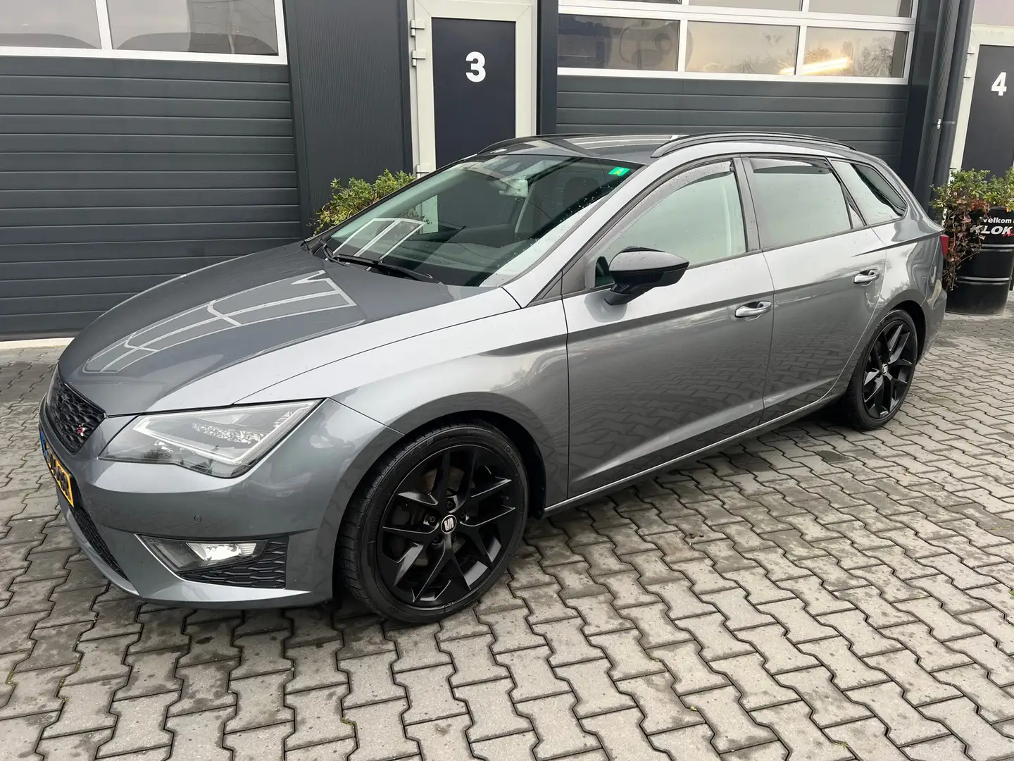 SEAT Leon ST 1.8 TSI FR Grijs - 1