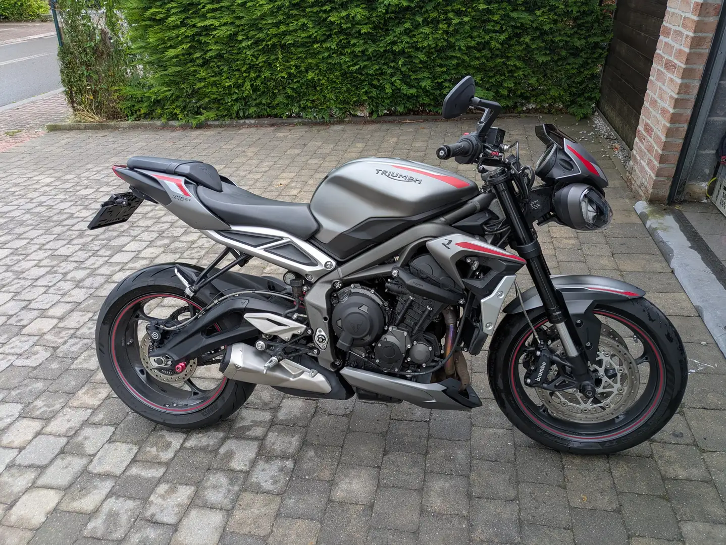 Triumph Street Triple R Stříbrná - 1