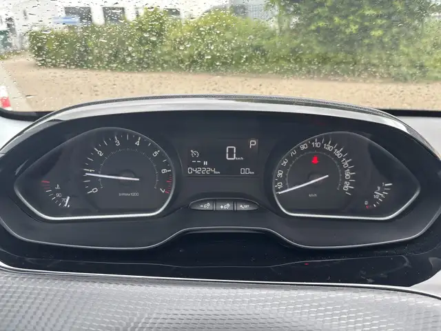 Peugeot 2008 view 6