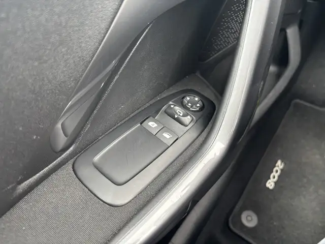 Peugeot 2008 view 4