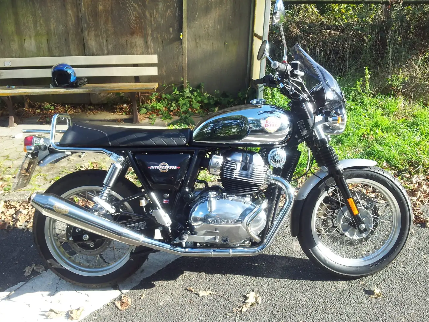 Royal Enfield Interceptor 650 crna - 2