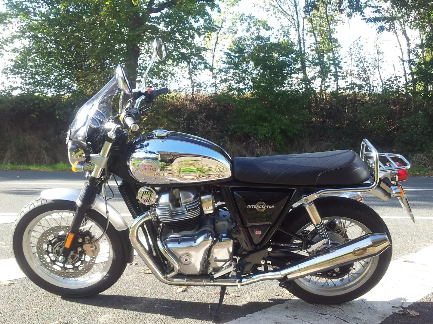 Royal Enfield Interceptor 650 crna - 1