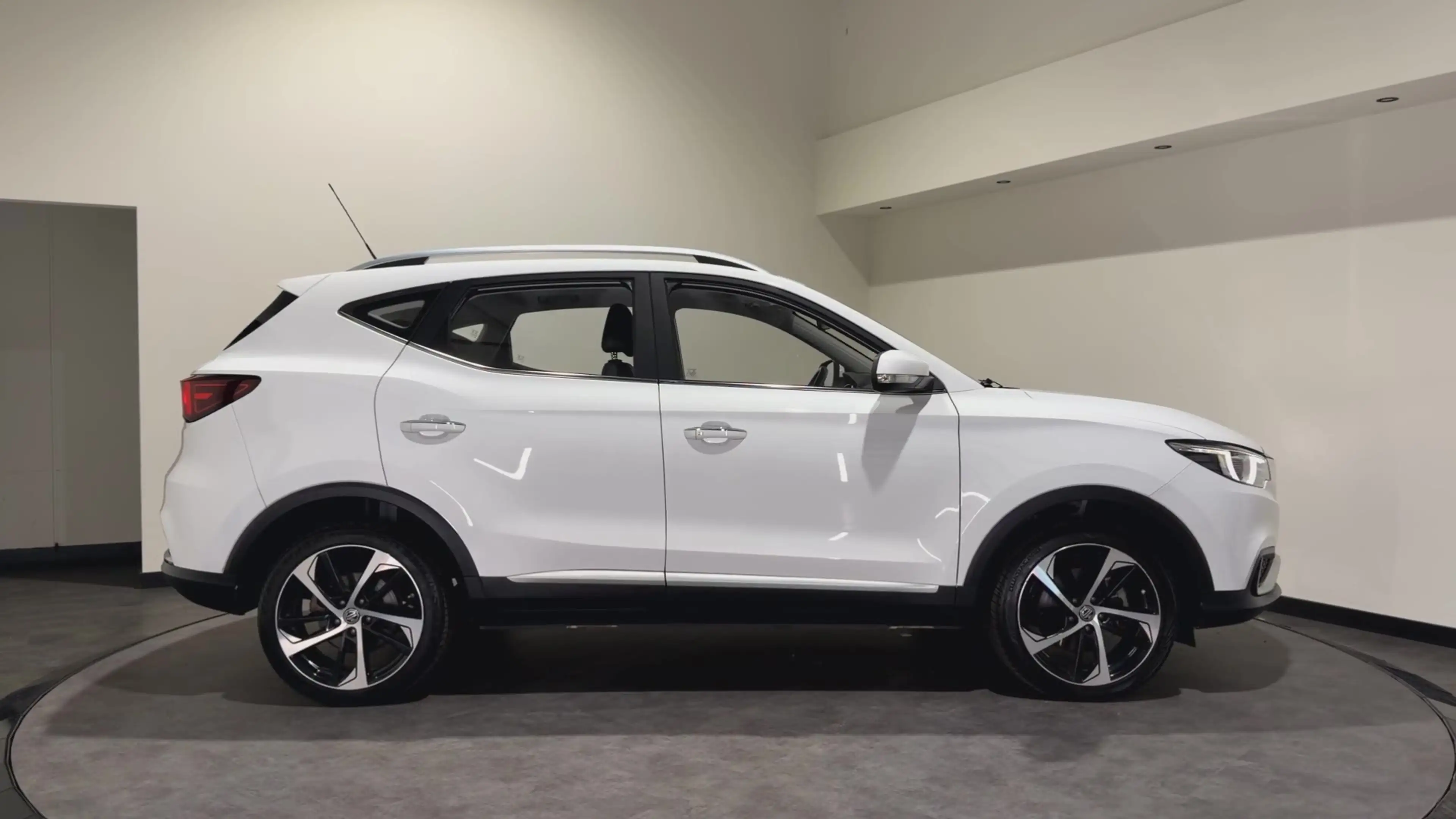 MG ZS EV Luxury 45 kWh | Panoramadak | Leder interieur | — photo 2