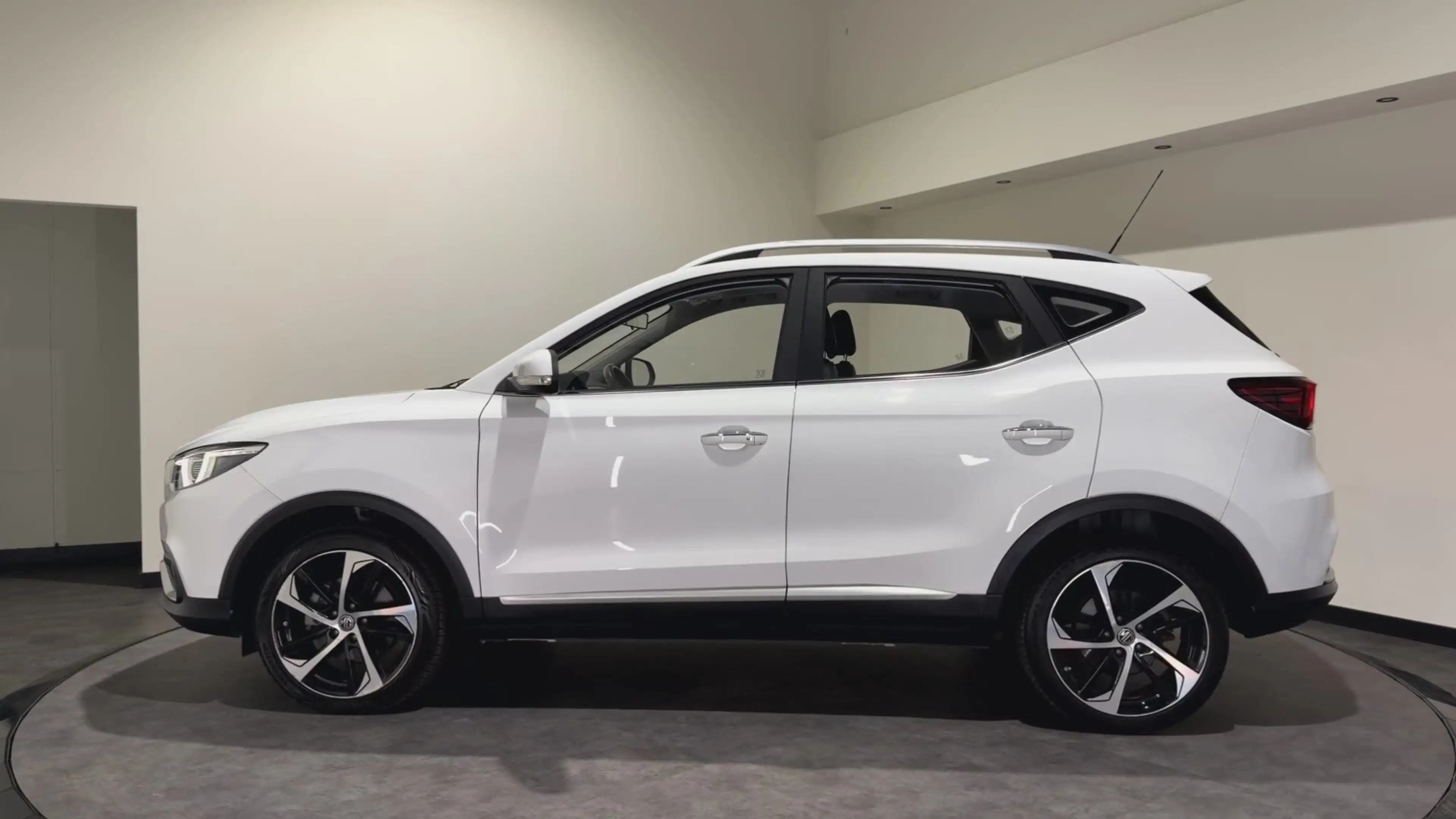 MG ZS EV Luxury 45 kWh | Panoramadak | Leder interieur | — photo 6