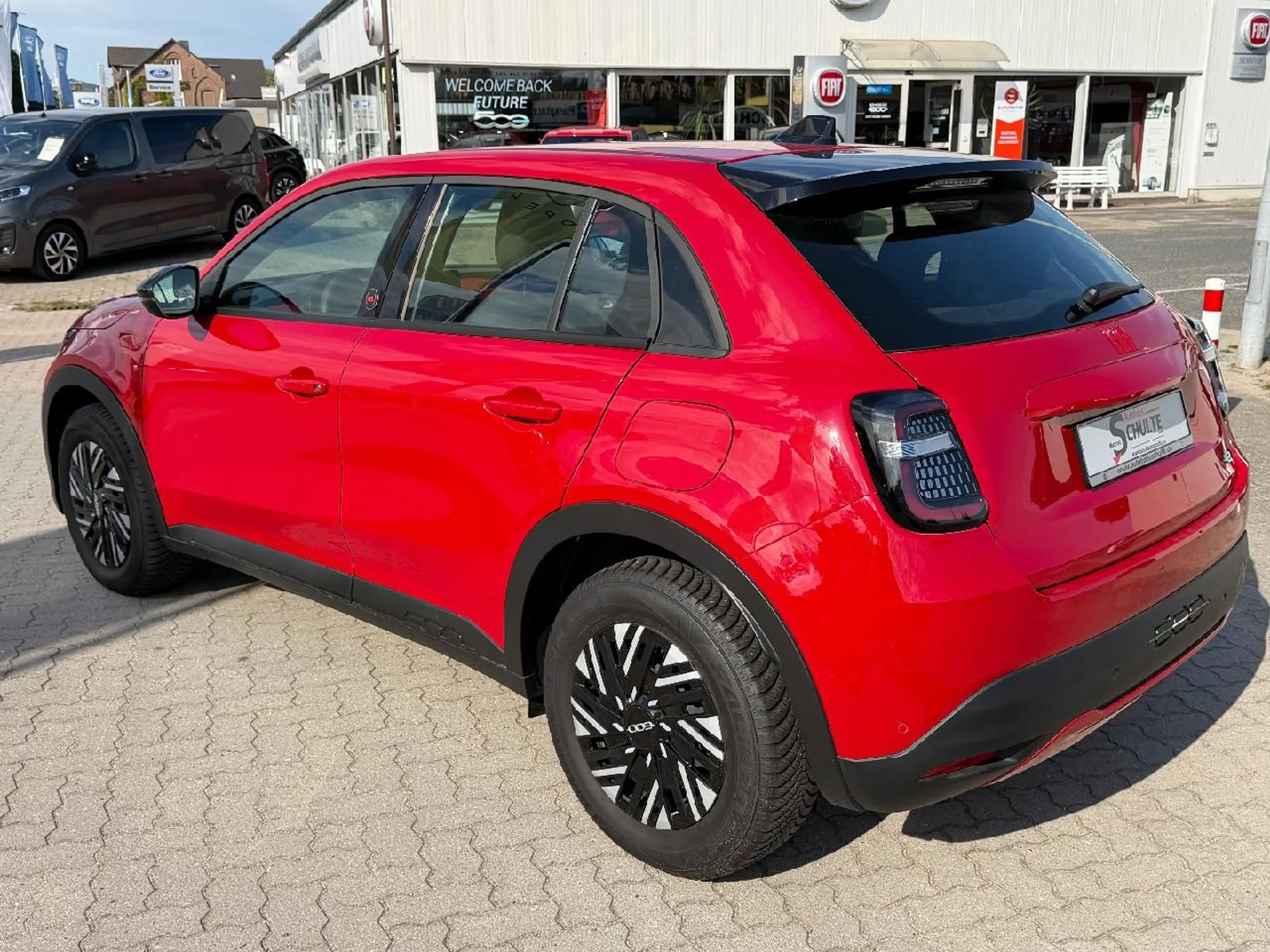 Fiat 600e 115 kW Red — photo 3