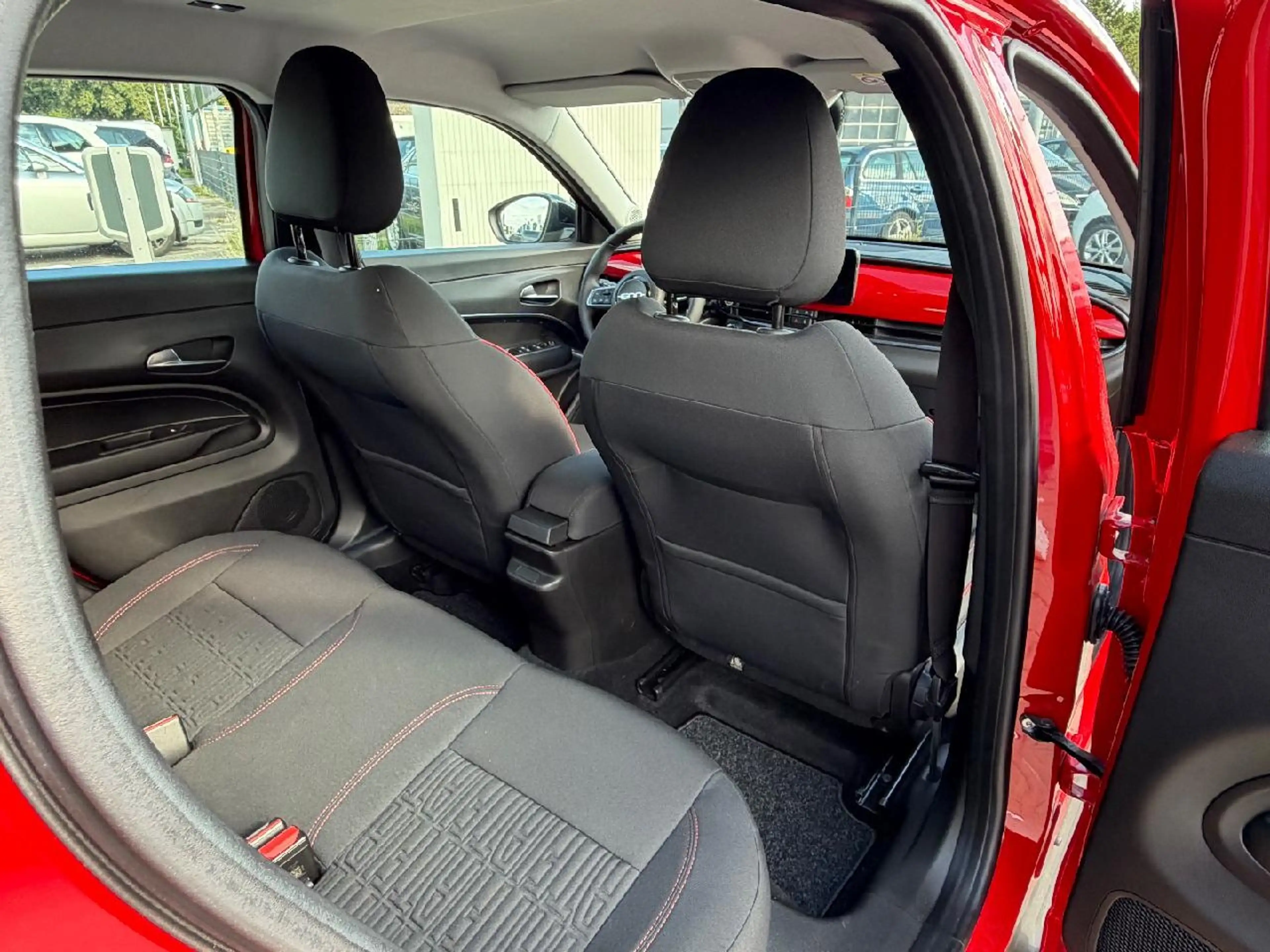 Fiat 600e 115 kW Red — photo 7