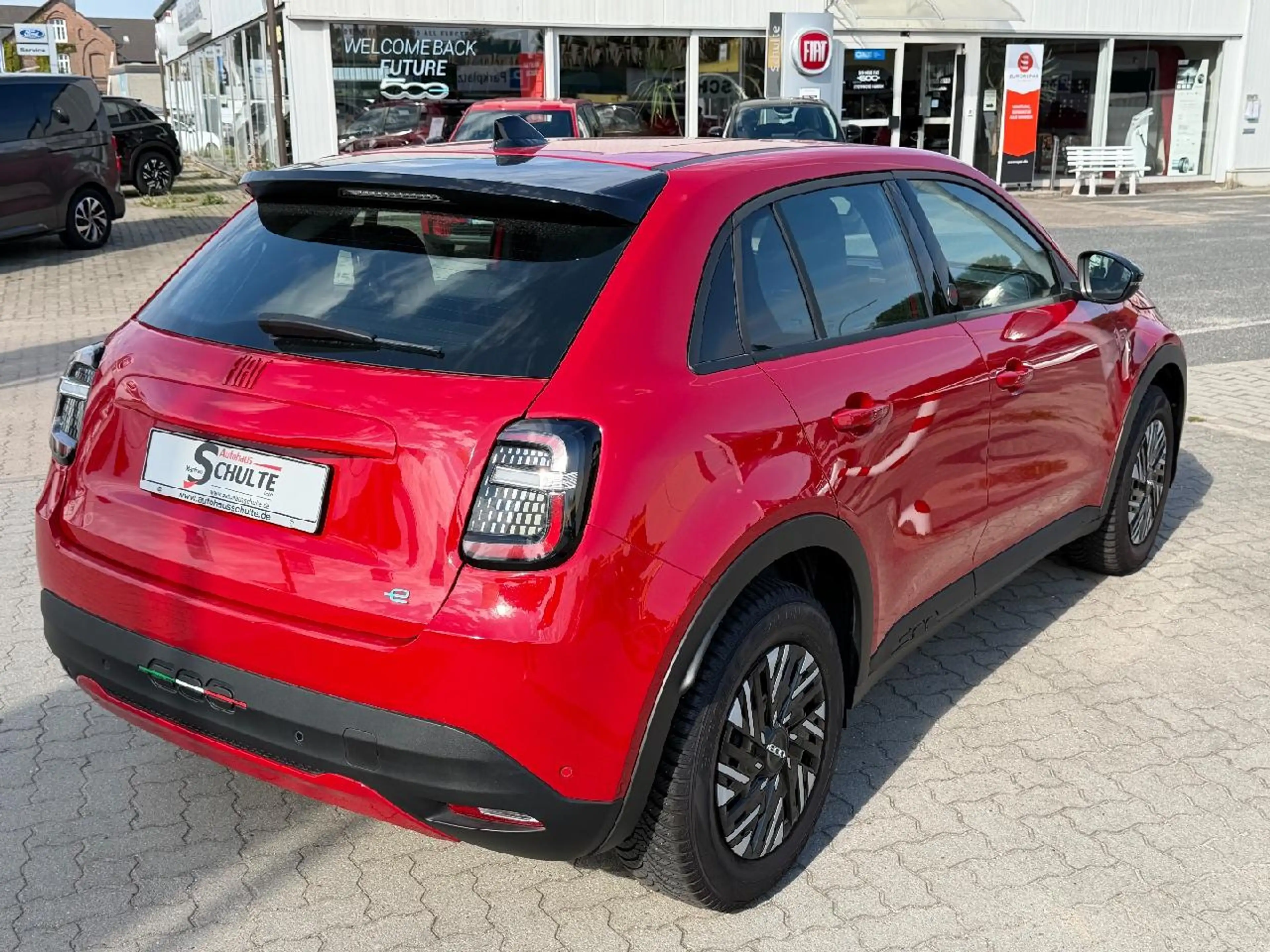 Fiat 600e 115 kW Red — photo 4