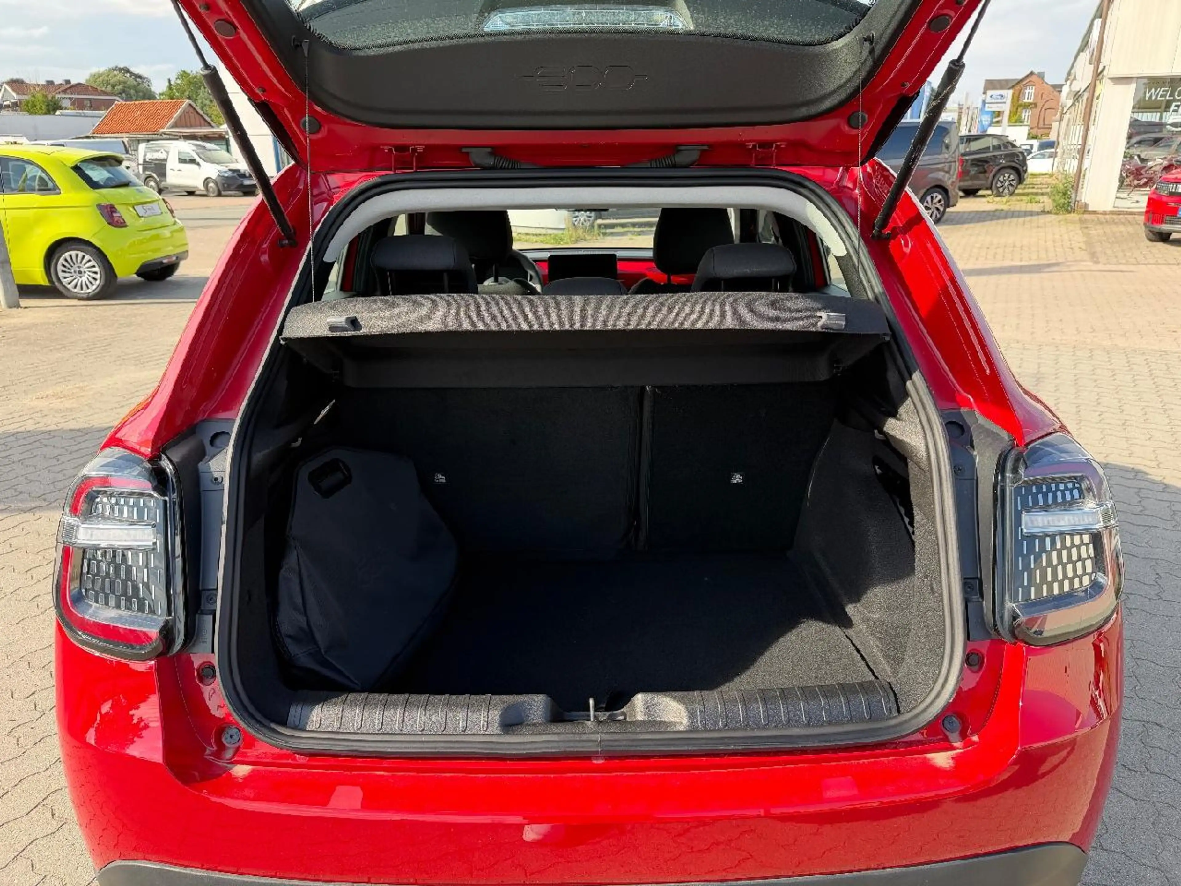 Fiat 600e 115 kW Red — photo 9