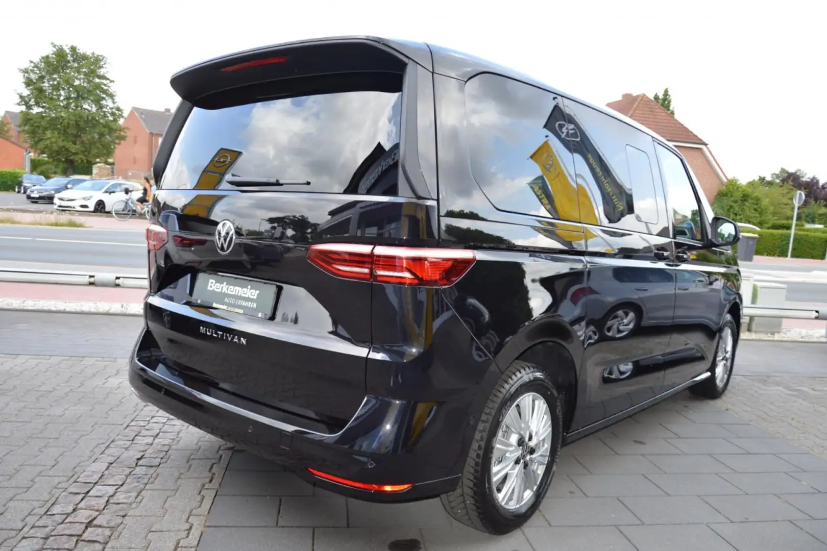 Volkswagen T7 Multivan TDI/Tageszulassung/KÜ/Vis-a-Vis/Family-P./IQ/Pano Noir - 2