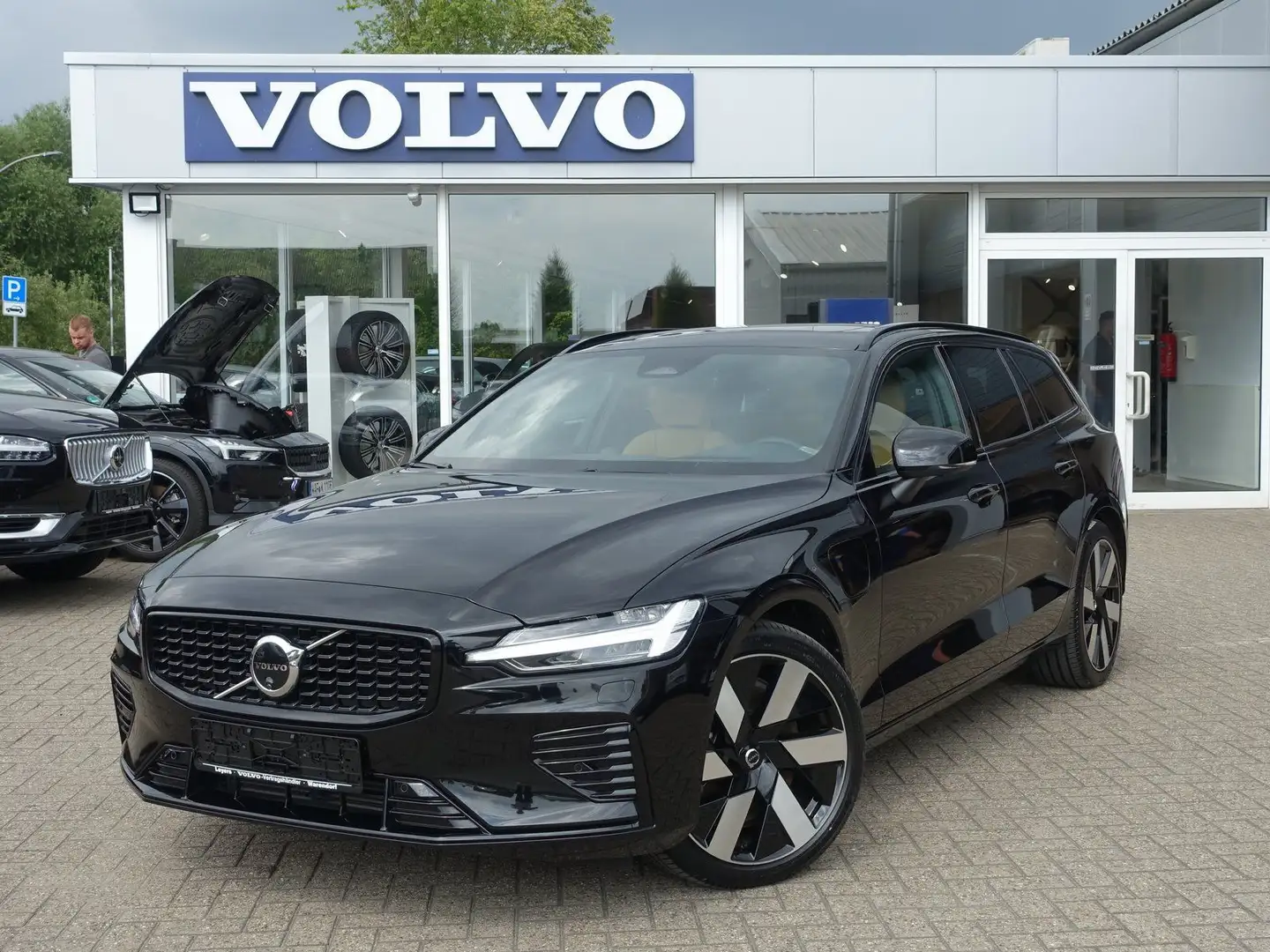 Volvo V60 Ultra Dark T6 AWD Plug-in Hybrid B&W/AHK/360 Schwarz - 1