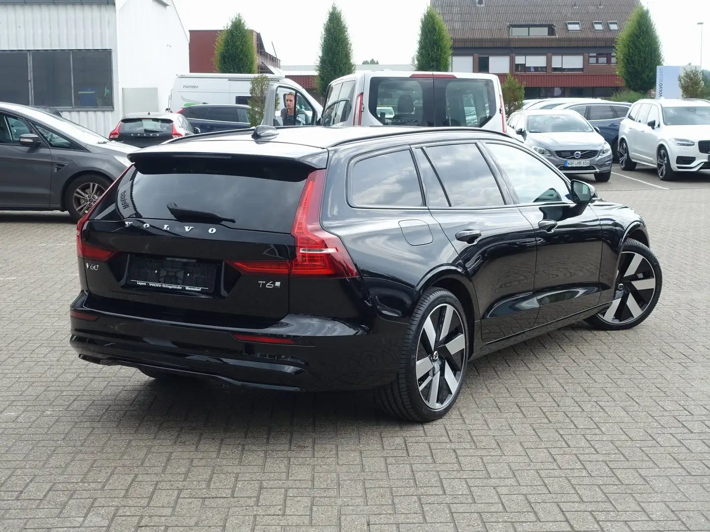 Volvo V60 Ultra Dark T6 AWD Plug-in Hybrid B&W/AHK/360 Schwarz - 2