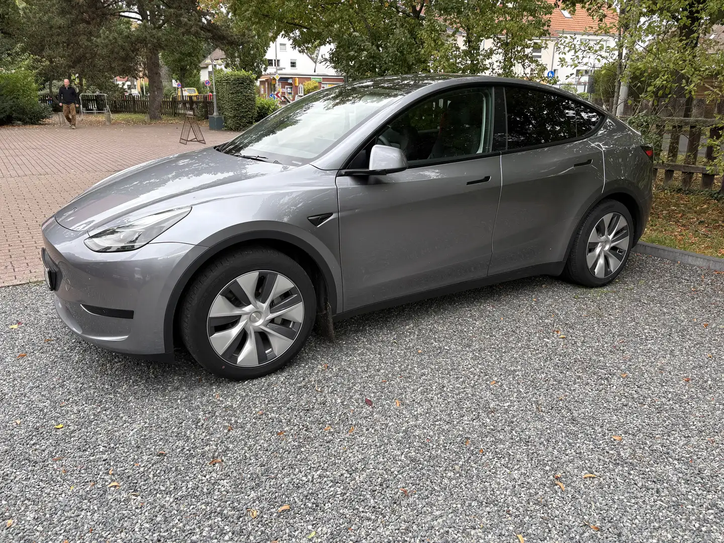 Tesla Model Y RWD Sonderlackierung , Winterreifen, 1.Hand - 1