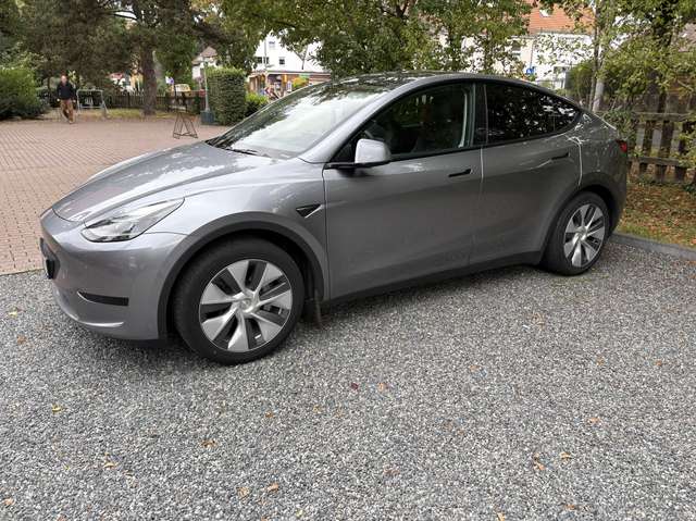 Imagine Tesla Model Y RWD Sonderlackierung , Winterreifen, 1.Hand