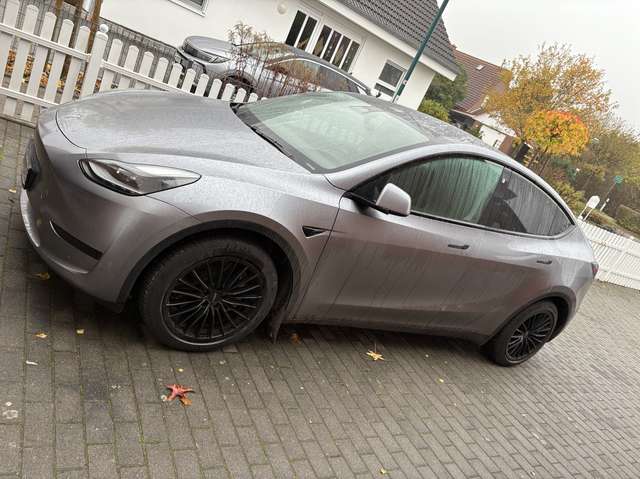 Tesla Model Y RWD Sonderlackierung , Winterreifen, 1.Hand