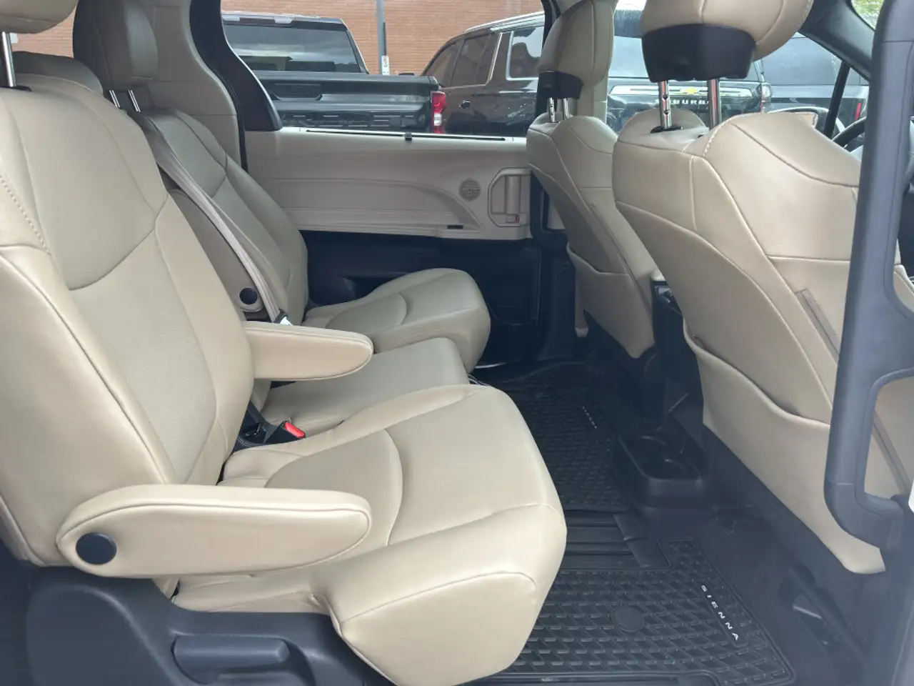 Toyota Sienna photo Toyota Sienna