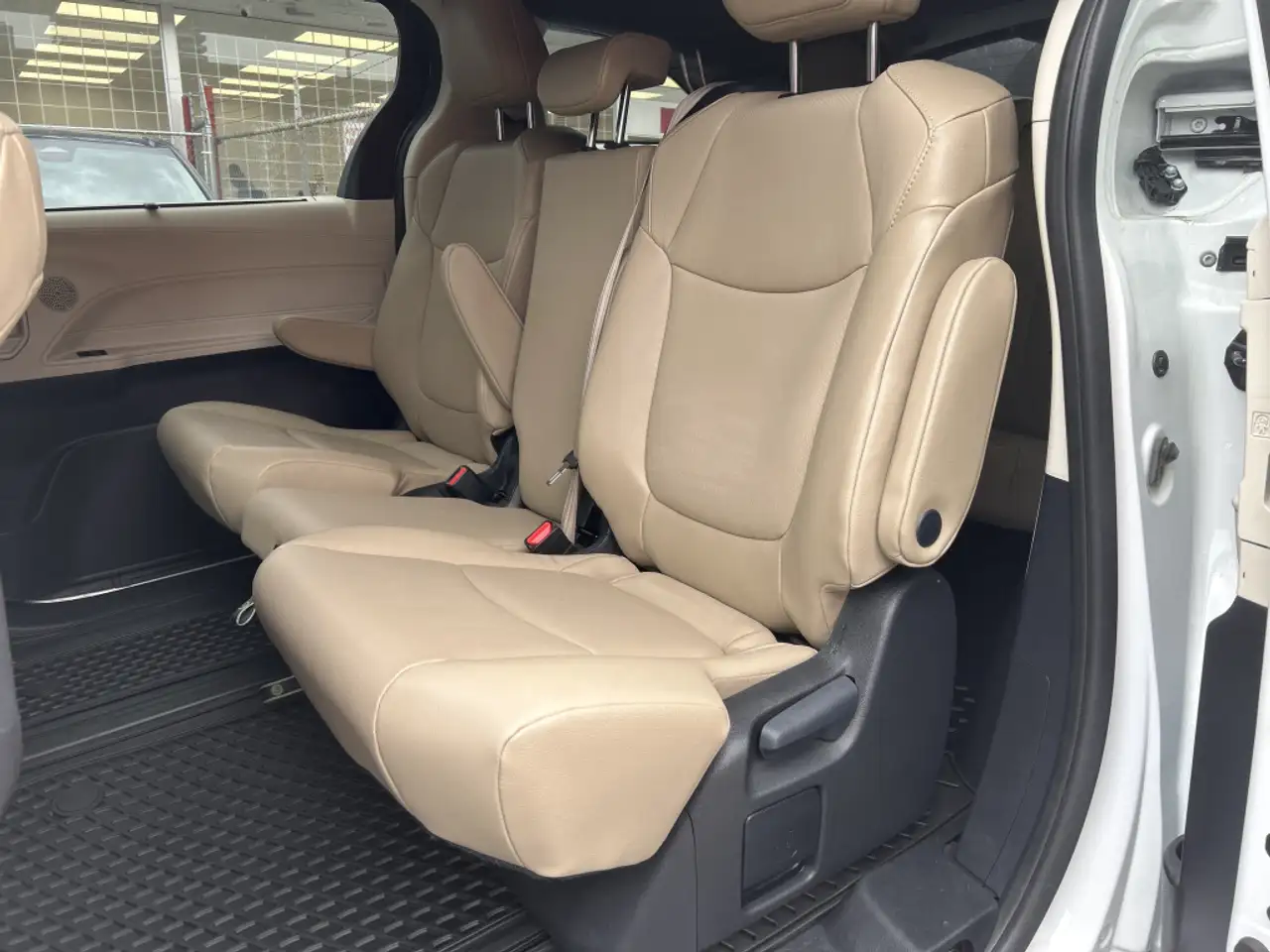 Toyota Sienna photo Toyota Sienna