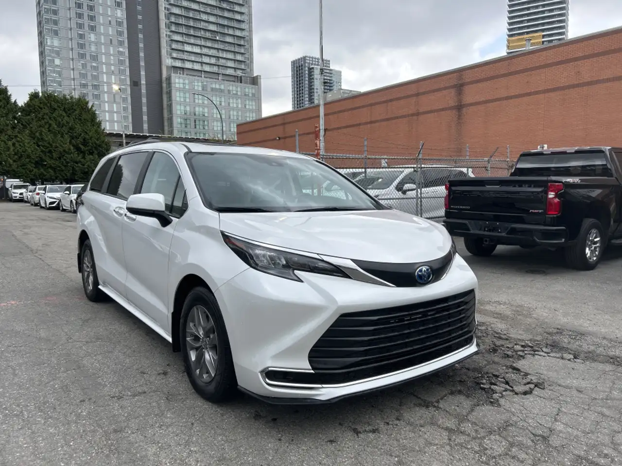 Toyota Sienna photo Toyota Sienna