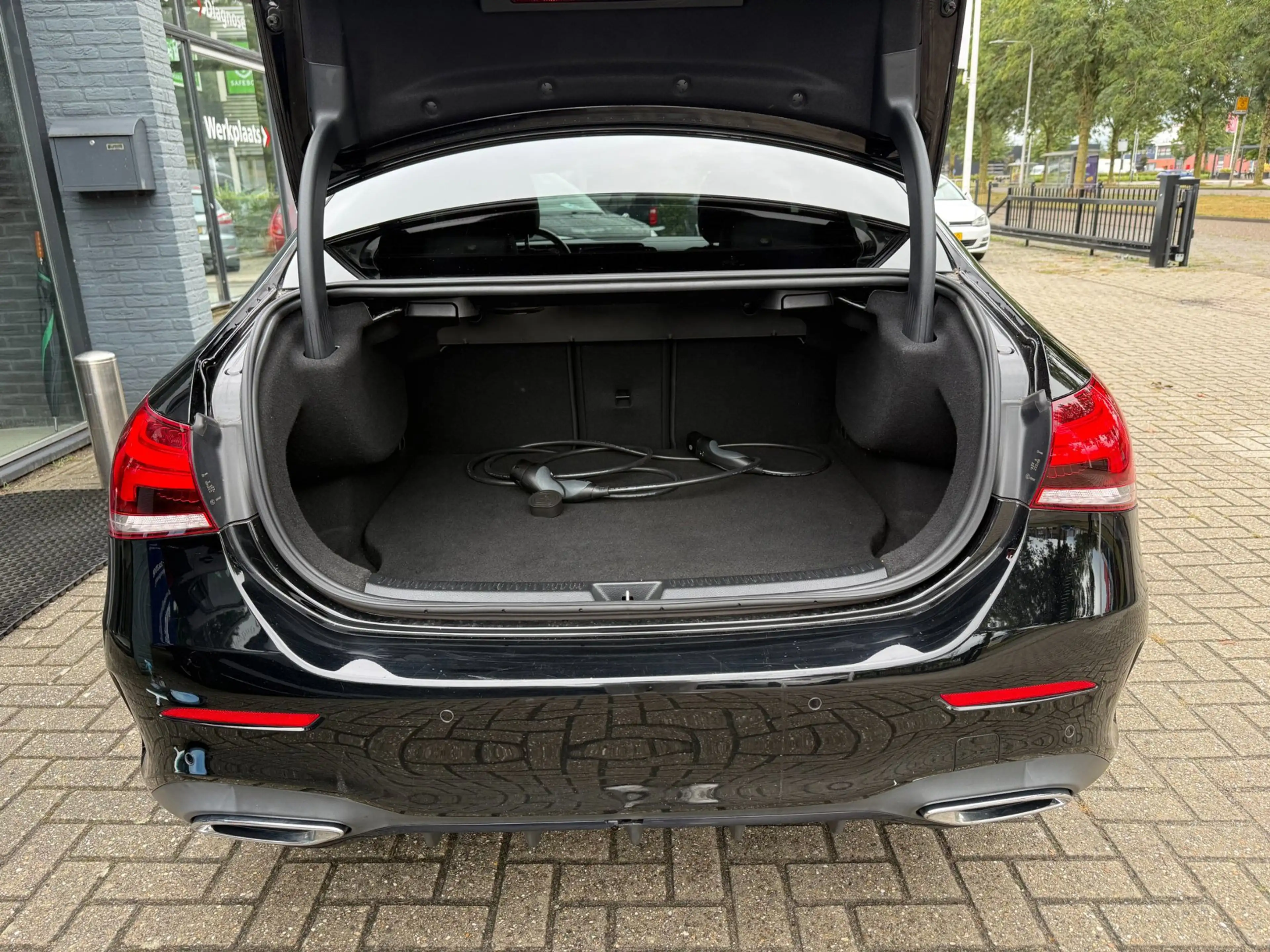 Mercedes-Benz A 250 e Business Solution AMG Limited | Sfeerverlichting — photo 11