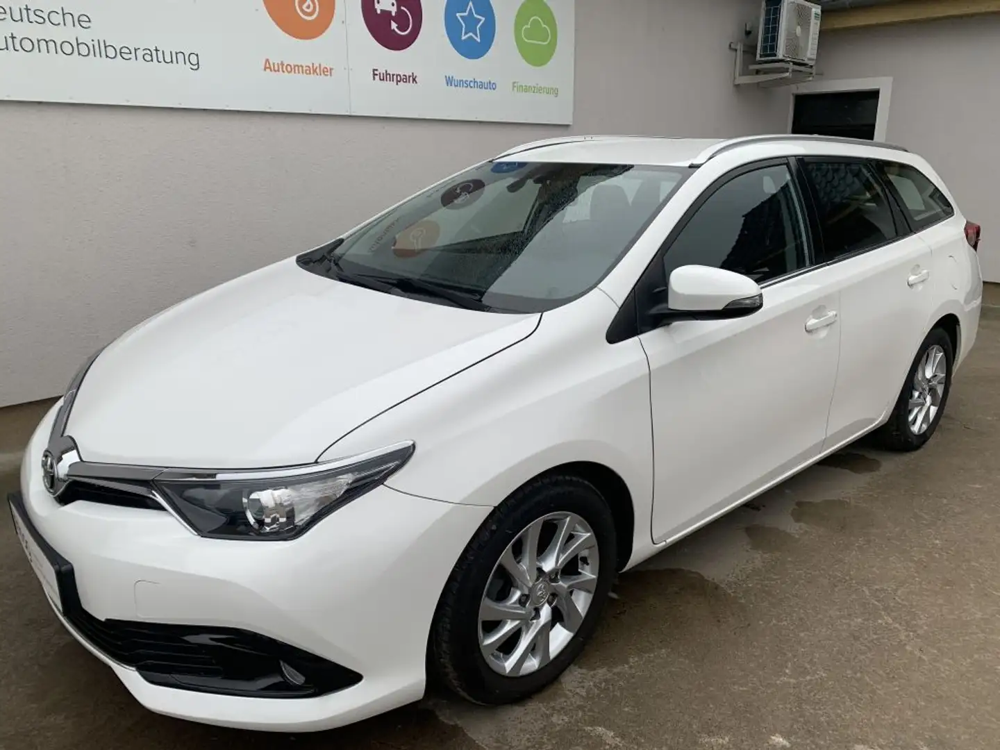 Toyota Auris 1.4 D-4D Touring Sports Comfort - 1