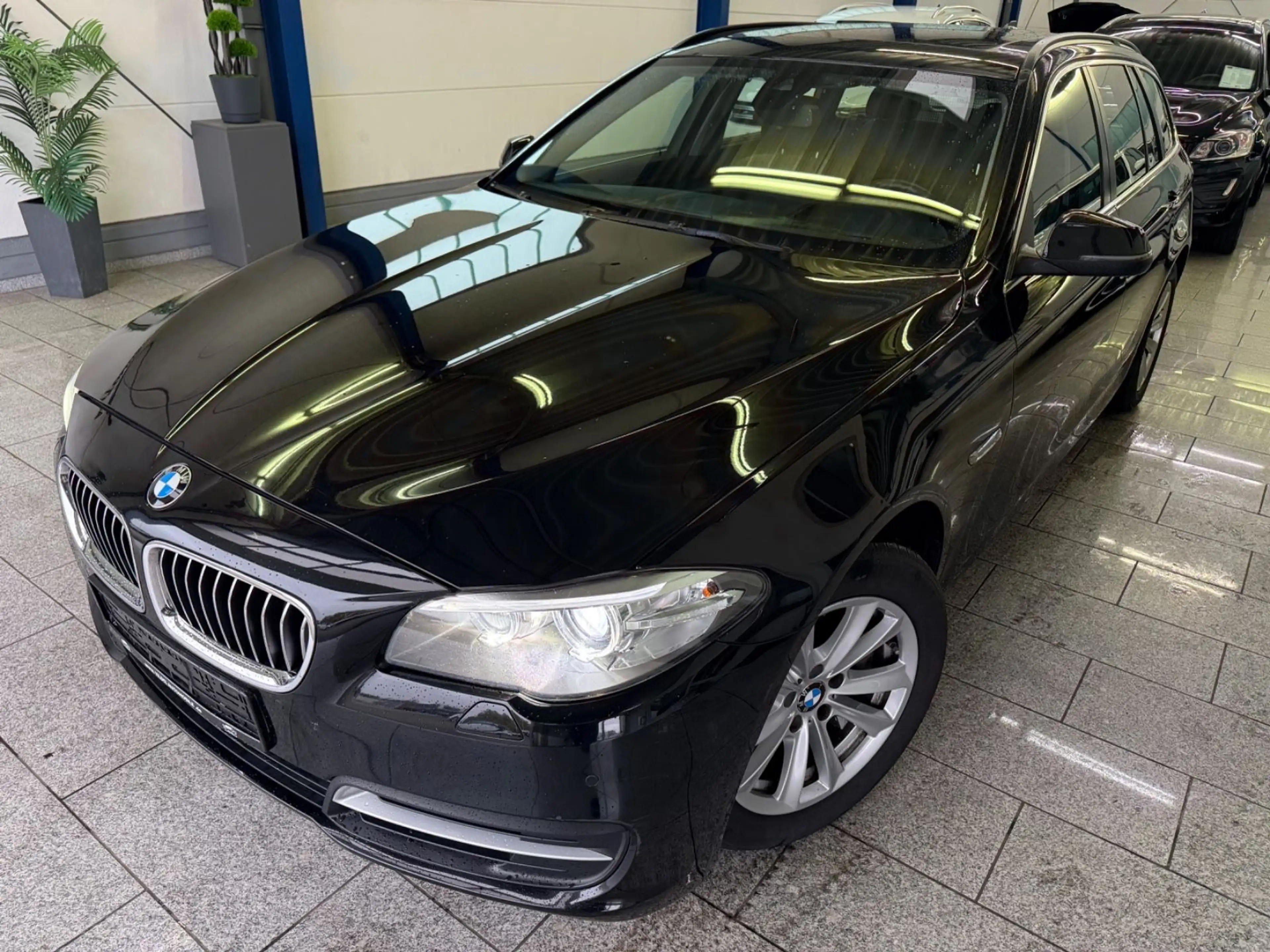 BMW 525 d xDrive*AUTO*HUD*PANO*BI-XN*NAV*TMP*LED*AHK