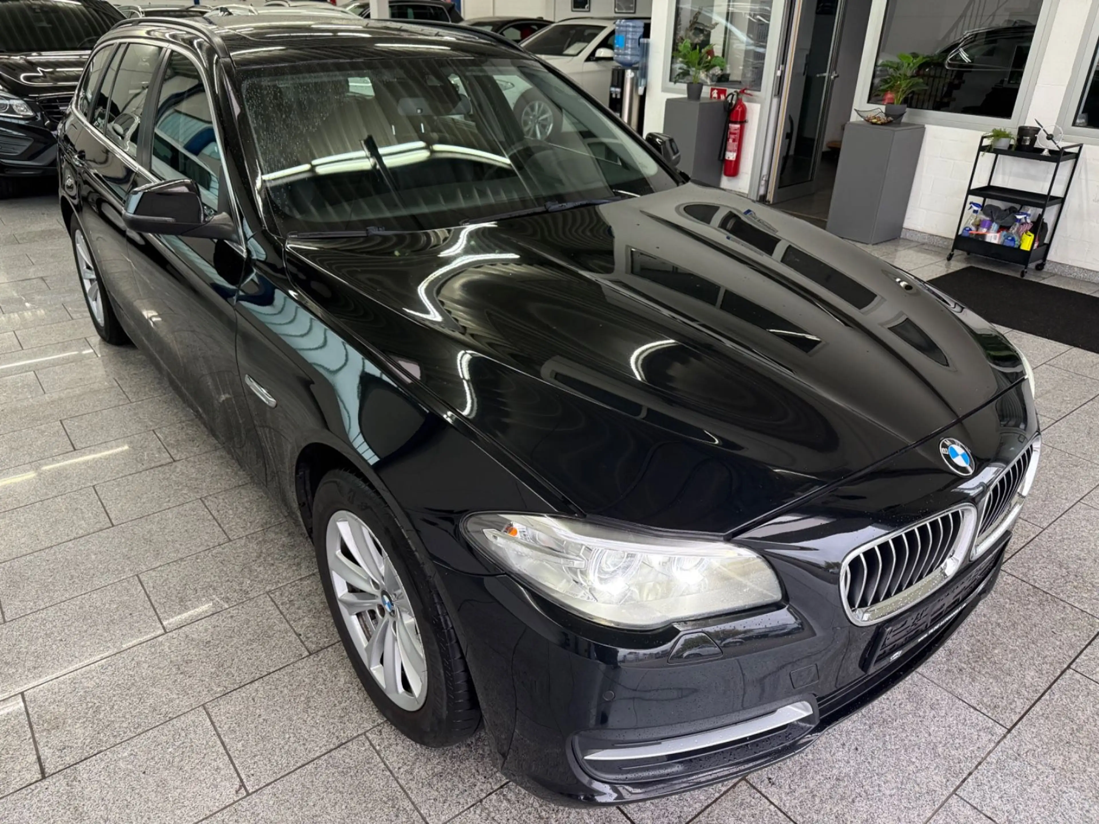 BMW 525 d xDrive*AUTO*HUD*PANO*BI-XN*NAV*TMP*LED*AHK — photo 5